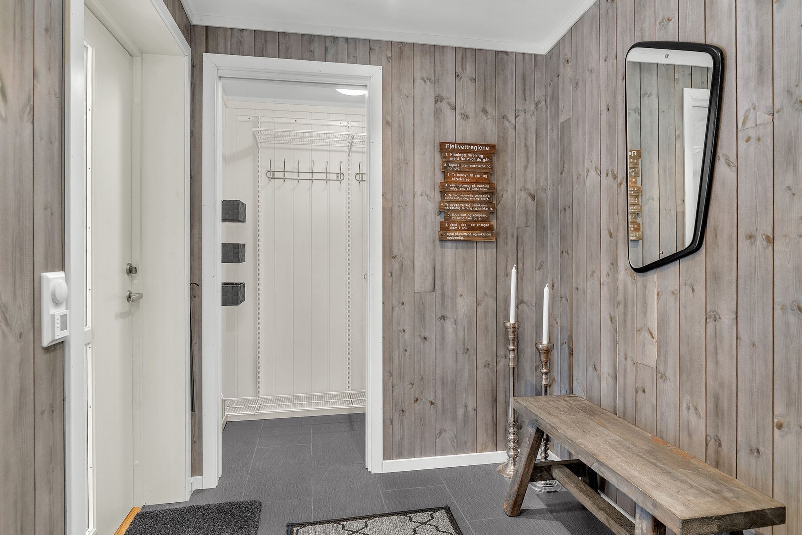 Romslig entré samt garderobe med god plass til å henge fra seg jakke og sko Galleribilde