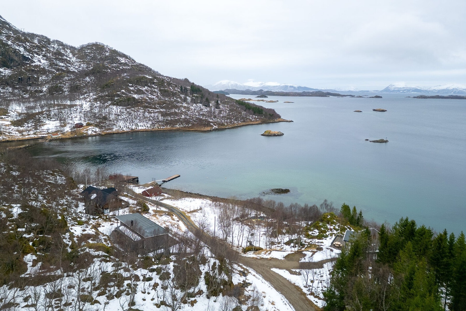 Hytten ligger i skrånende terreng med nordvestvendt hovedfasade, og har fri samt særdeles flott utsikt mot sjø og omkringliggende fjellandskap Galleribilde