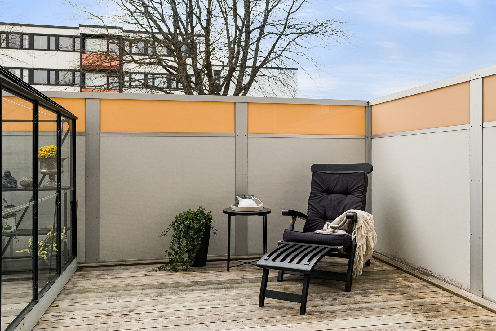 Det er parkering på felles parkeringsplass, og borettslaget har totalt 257 garasjeplasser med ferdig monterte ladepunkter. Galleribilde