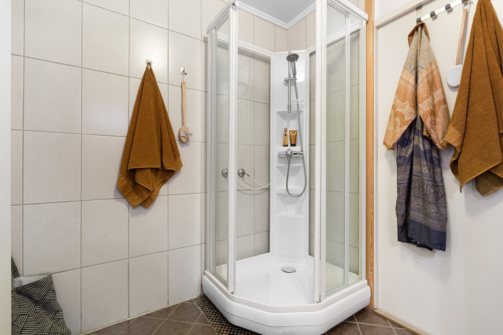 Badet er utstyrt med dusjkabinett, servant og skap. Galleribilde