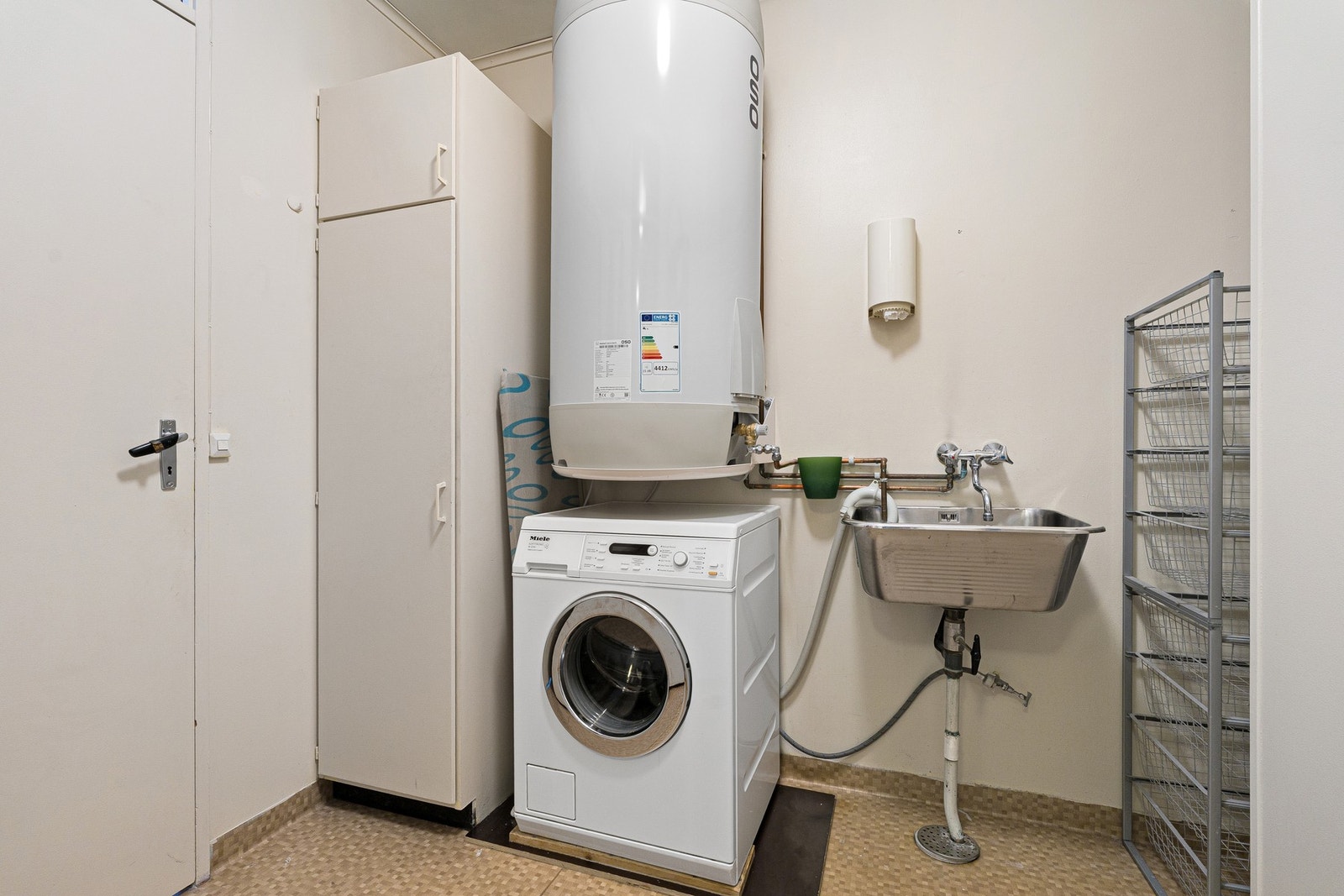 Eget vaskerom på 5 m², utstyrt med utslagsvask, varmtvannsbereder og opplegg for vaskemaskin. Samt gode muligheter for oppbevaringsløsninger. Galleribilde