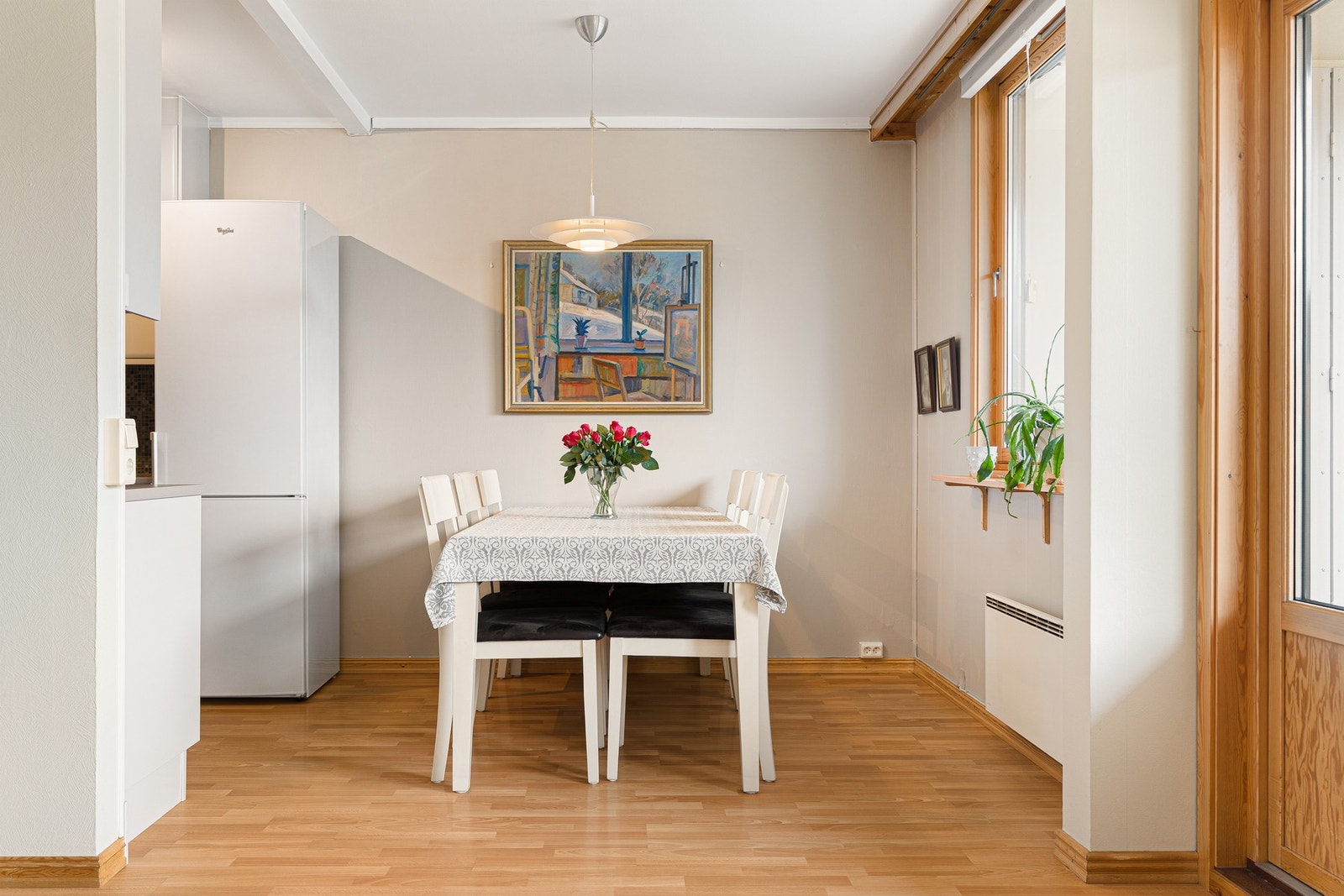 Spisebordet finner sin naturlige plassering i rommet, perfekt for sosiale sammenkomster med venner og familie. Galleribilde