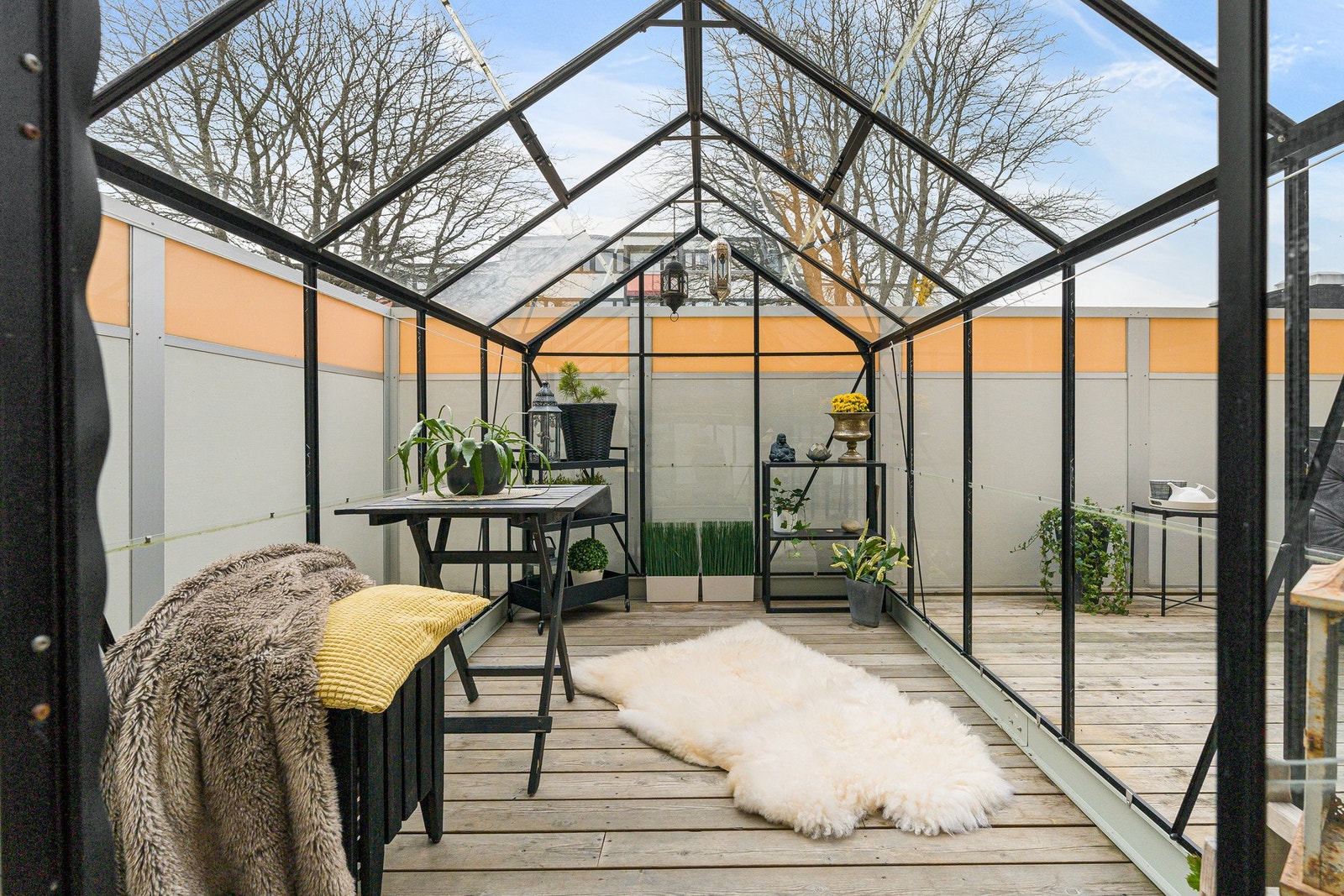 Romslig drivhus som åpner for et bredt spekter av dyrkingsmuligheter, enten du ønsker blomster eller egne grønnsaker. Galleribilde