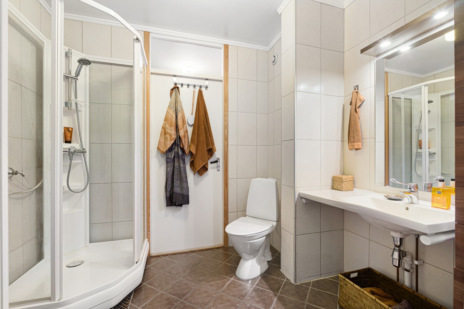 Praktisk flislagt baderom med behagelig gulvvarme. Galleribilde