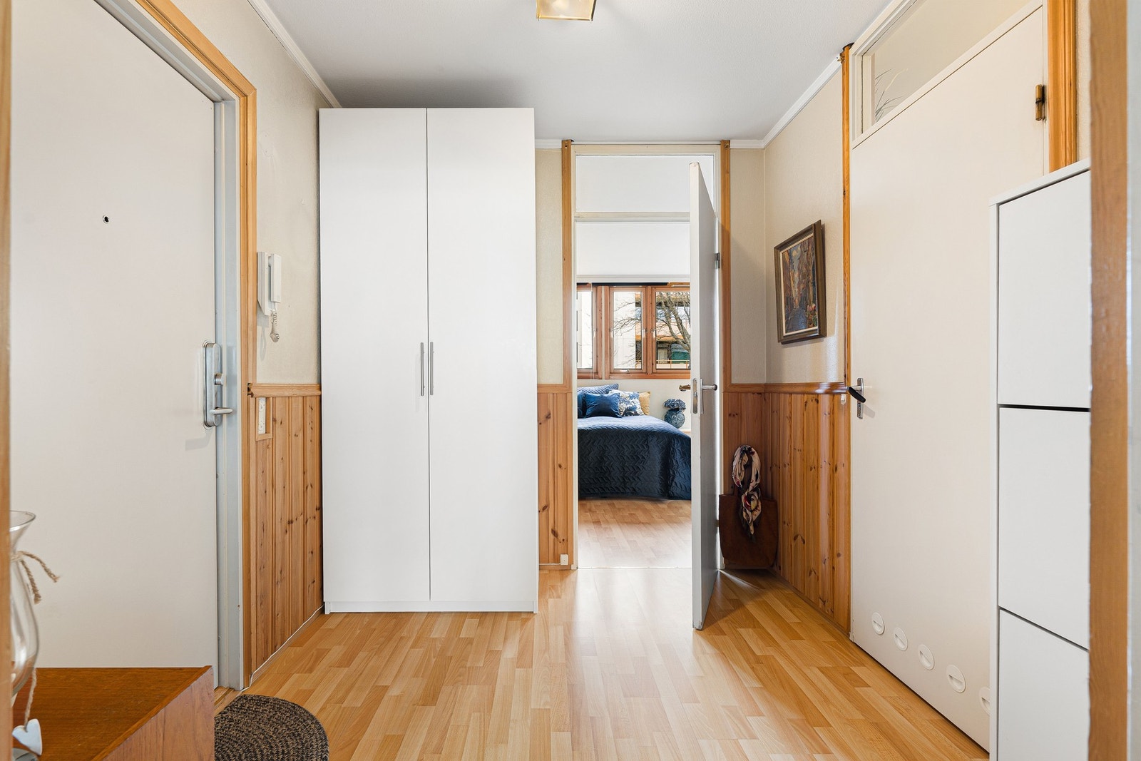 Praktisk sone med mulighet for både garderobe, kommode og oppheng til yttertøy. Galleribilde