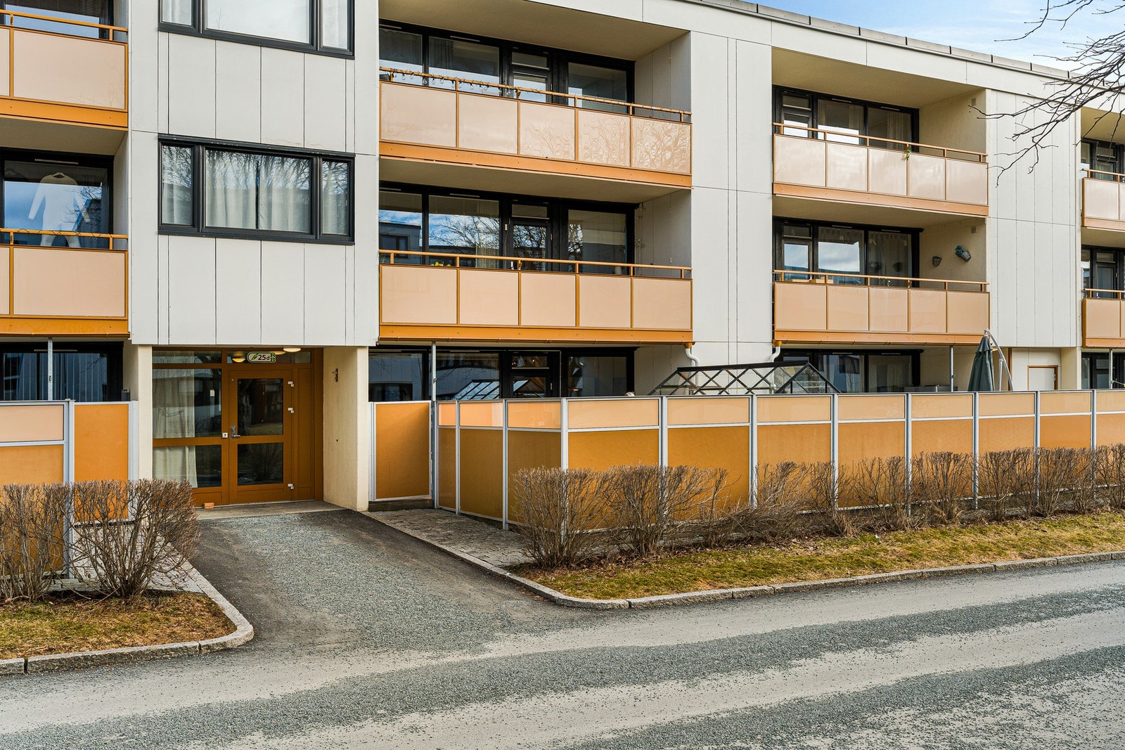 Leiligheten ligger i et rolig og etablert boligområde på Saupstad. Meget barnevennlig område med lite trafikk og lekeplasser for barn i gatetun. Galleribilde