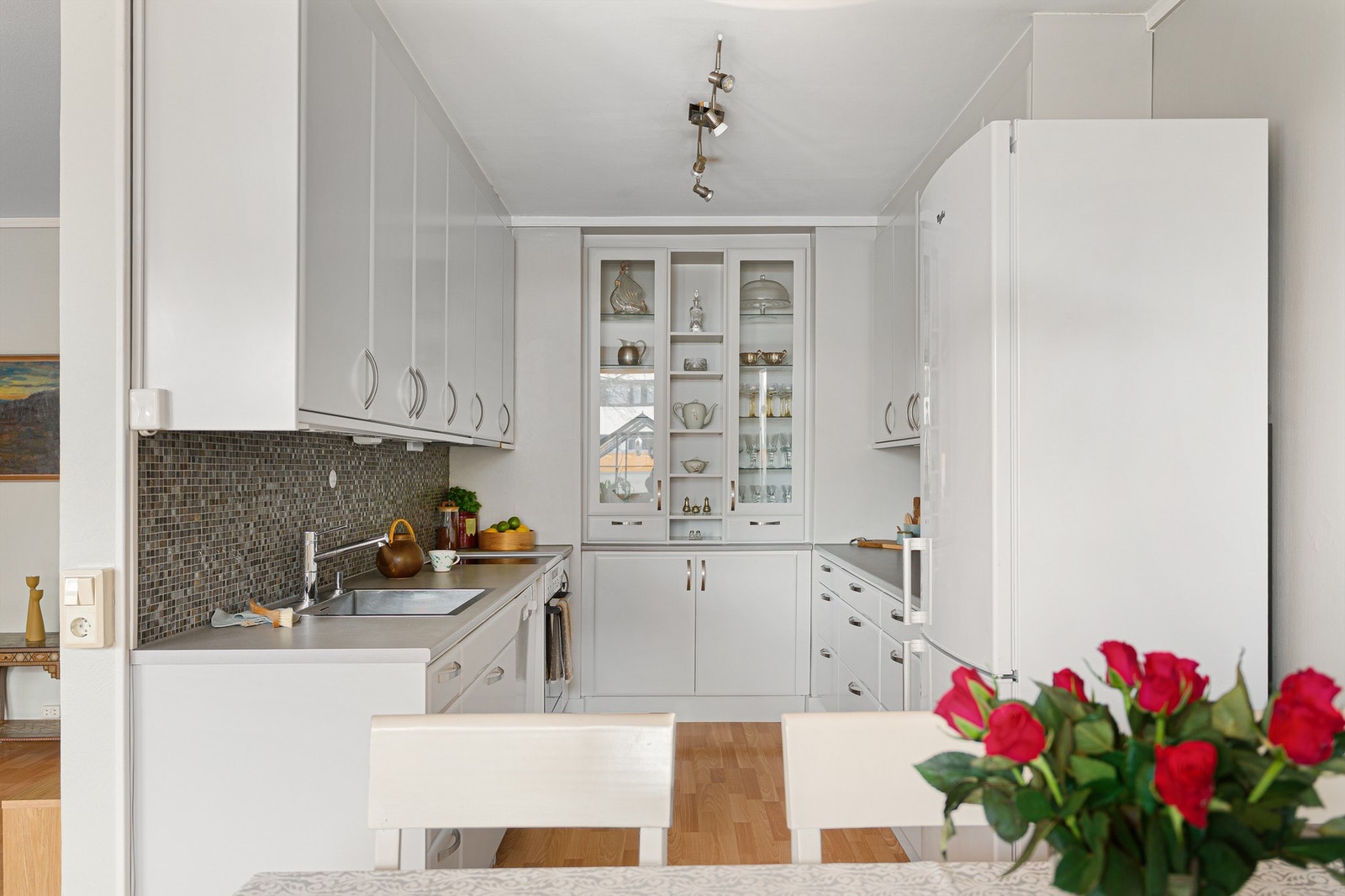 Pent og tidløst kjøkken med mye skap- og benkeplass. Galleribilde