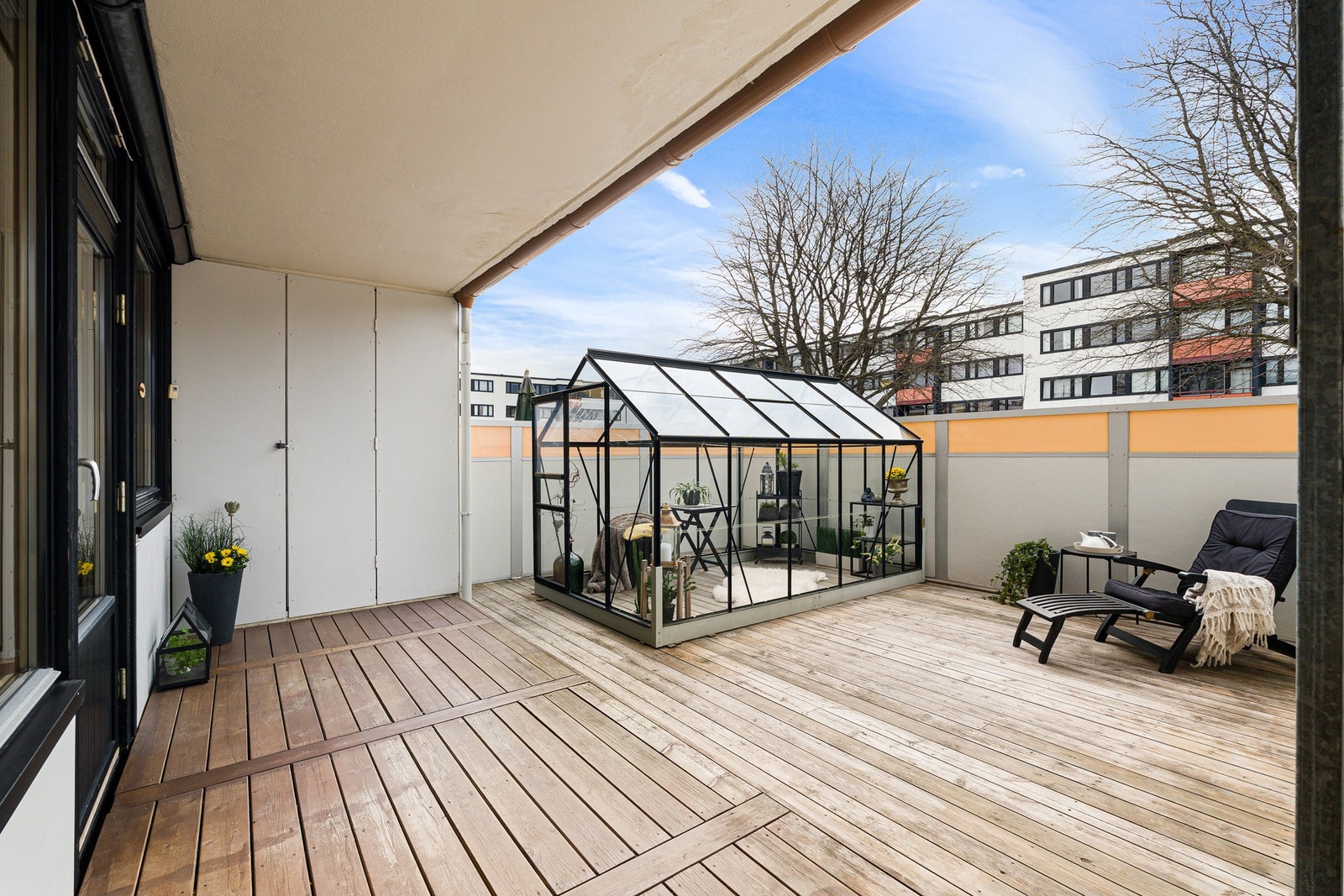 Fra stuen er det direkte utgang til en vestvendt terrasse med ypperlige solforhold. Utvendig bod. Galleribilde