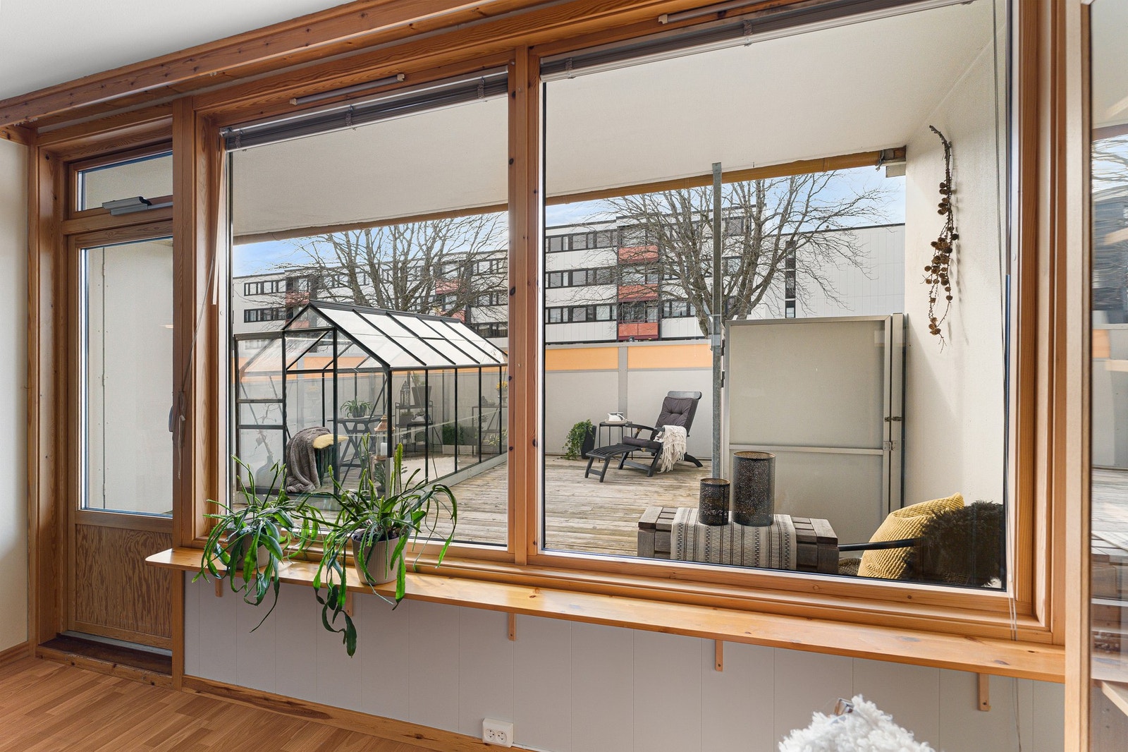 Leiligheten har store vindusflater som slipper inn rikelig med naturlig lys. Terrassen har en praktisk port mot gangvei. Galleribilde