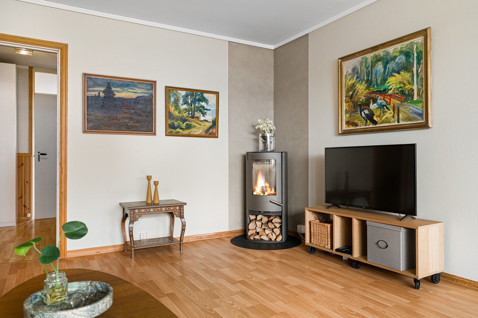 Vedfyring gir både effektiv oppvarming og en koselig atmosfære på kalde vinterkvelder. Galleribilde