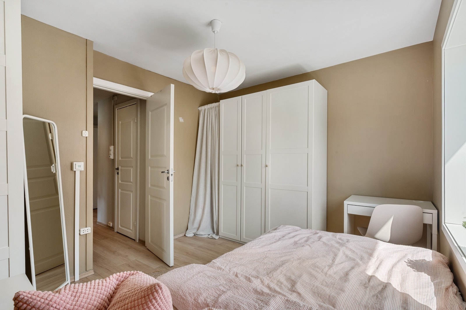 Romslig soverom på 9,9 m². Galleribilde