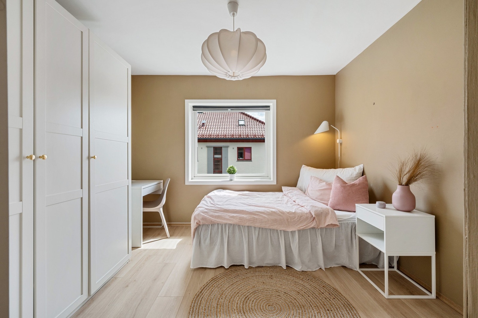 Det største soverommet er naturlig benyttet som hovedsoverom, og har god plass til dobbeltseng, garderobe og annet ønskelig møblement. Galleribilde