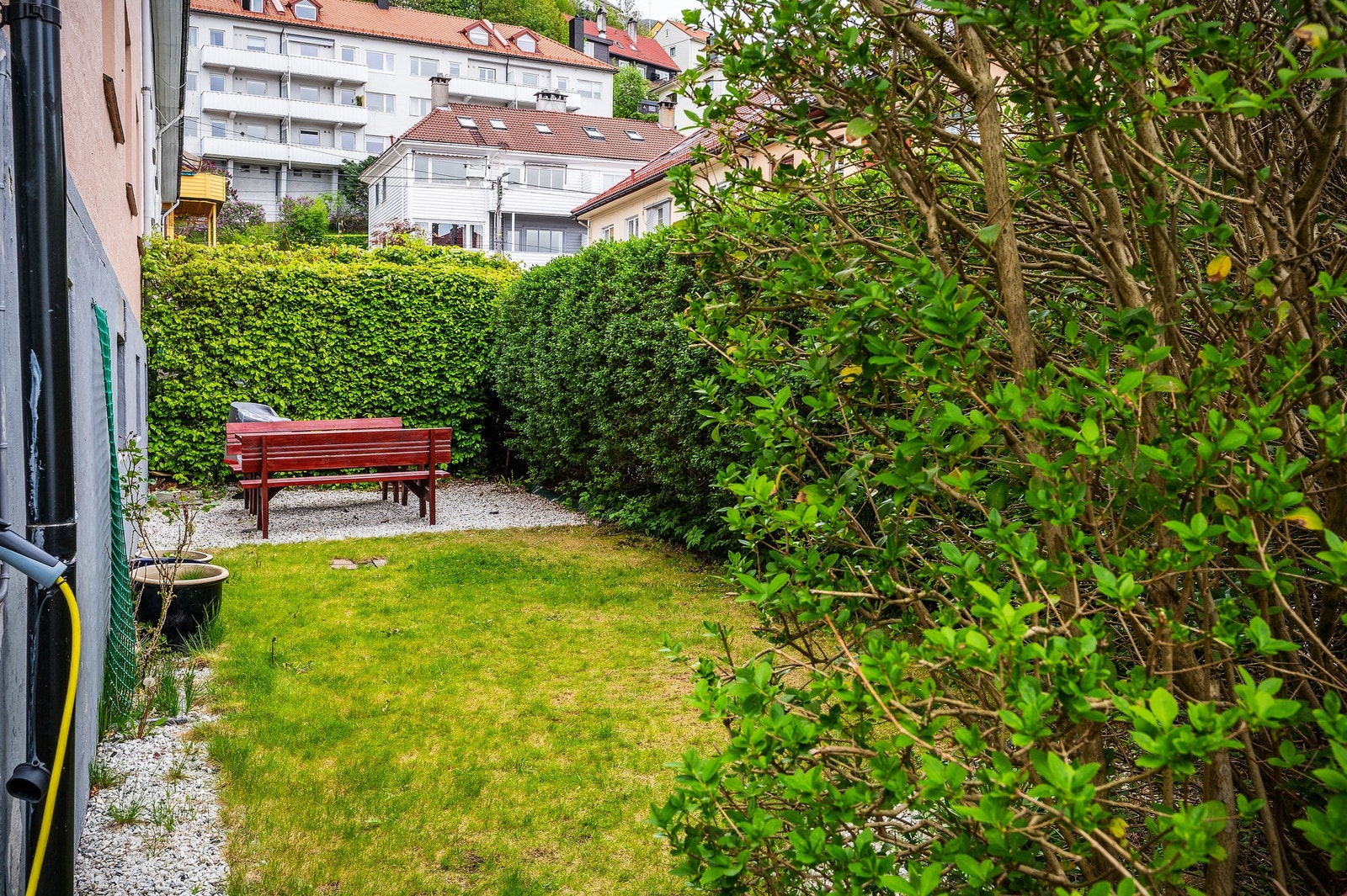 Hekk rundt deler tomten gjør at du kan sitte usjenert til. Galleribilde