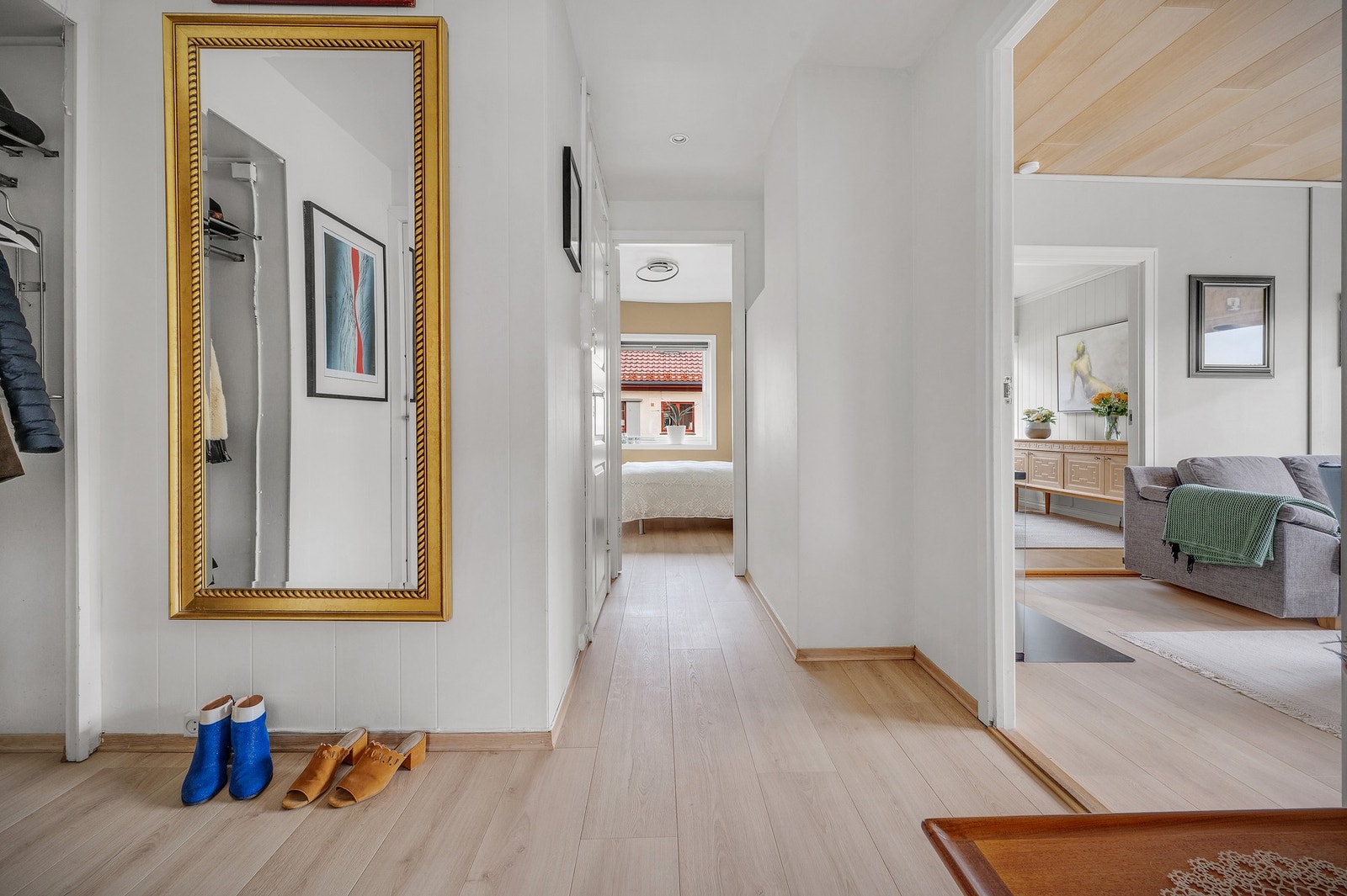 Leilighetens førsteinntrykk er en lys og romslig gang på 6,4 m². Her er det god plass til oppbevaring og til å henge fra seg yttertøy. Det presiseres at bildet er fra forrige gang boligen ble solgt, men viser dagens planløsning. Galleribilde