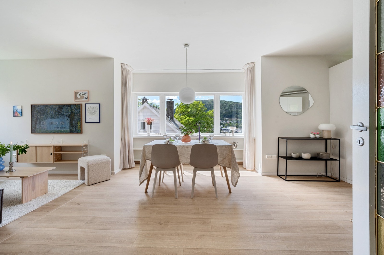 Stue / kjøkken: rommet har et areal på 21,9 m², som gir god plass til å innrede i soner med sofaseksjon og spisebord. Rommet er lyst og luftig, gjort i tidløse farger og med god takhøyde. Store vindusflater sørger for rikelig med naturlig lysinnslipp og g Galleribilde