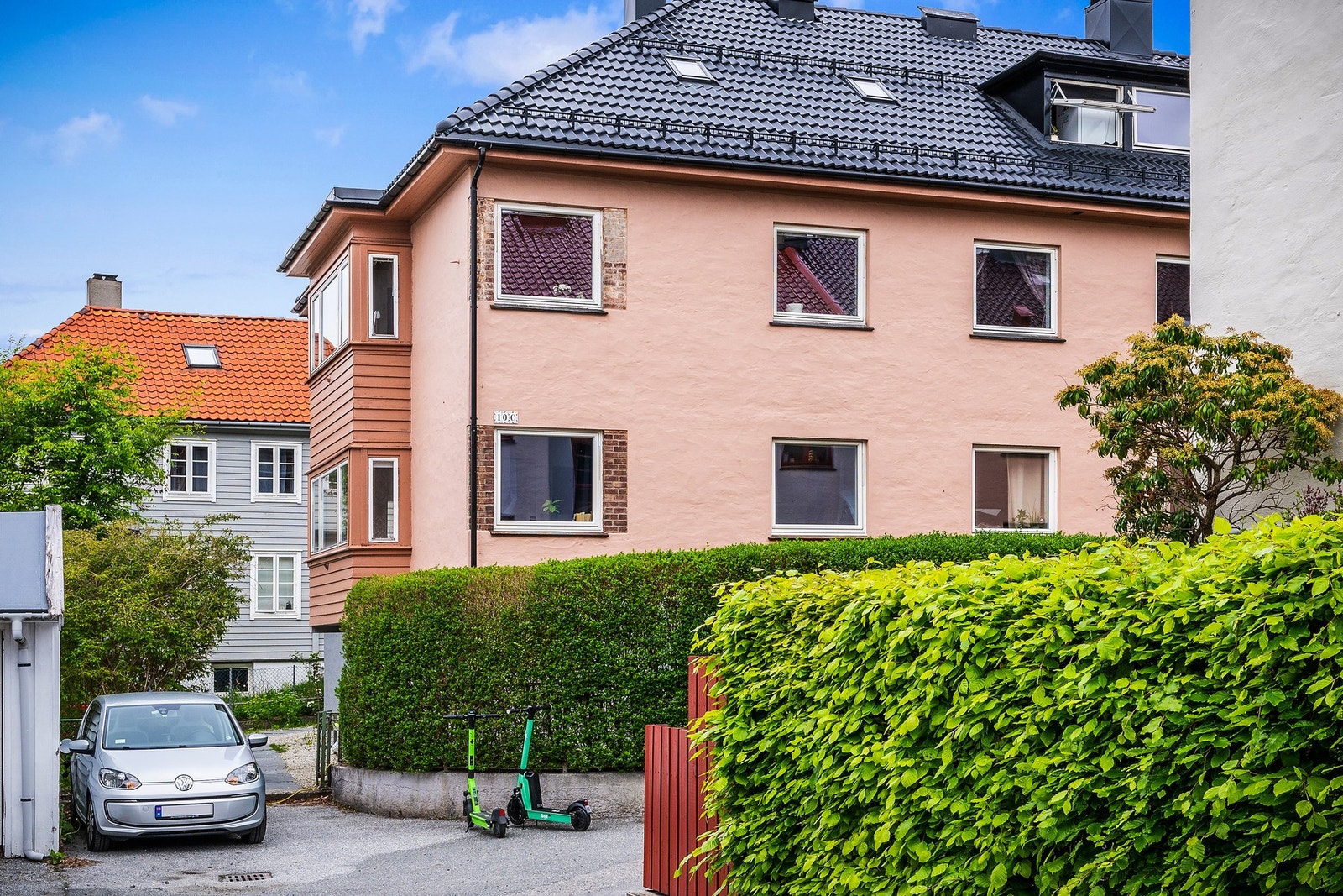 Sameiet har en felles parkeringsplass på deling.Velkommen på visning - husk påmelding. Galleribilde