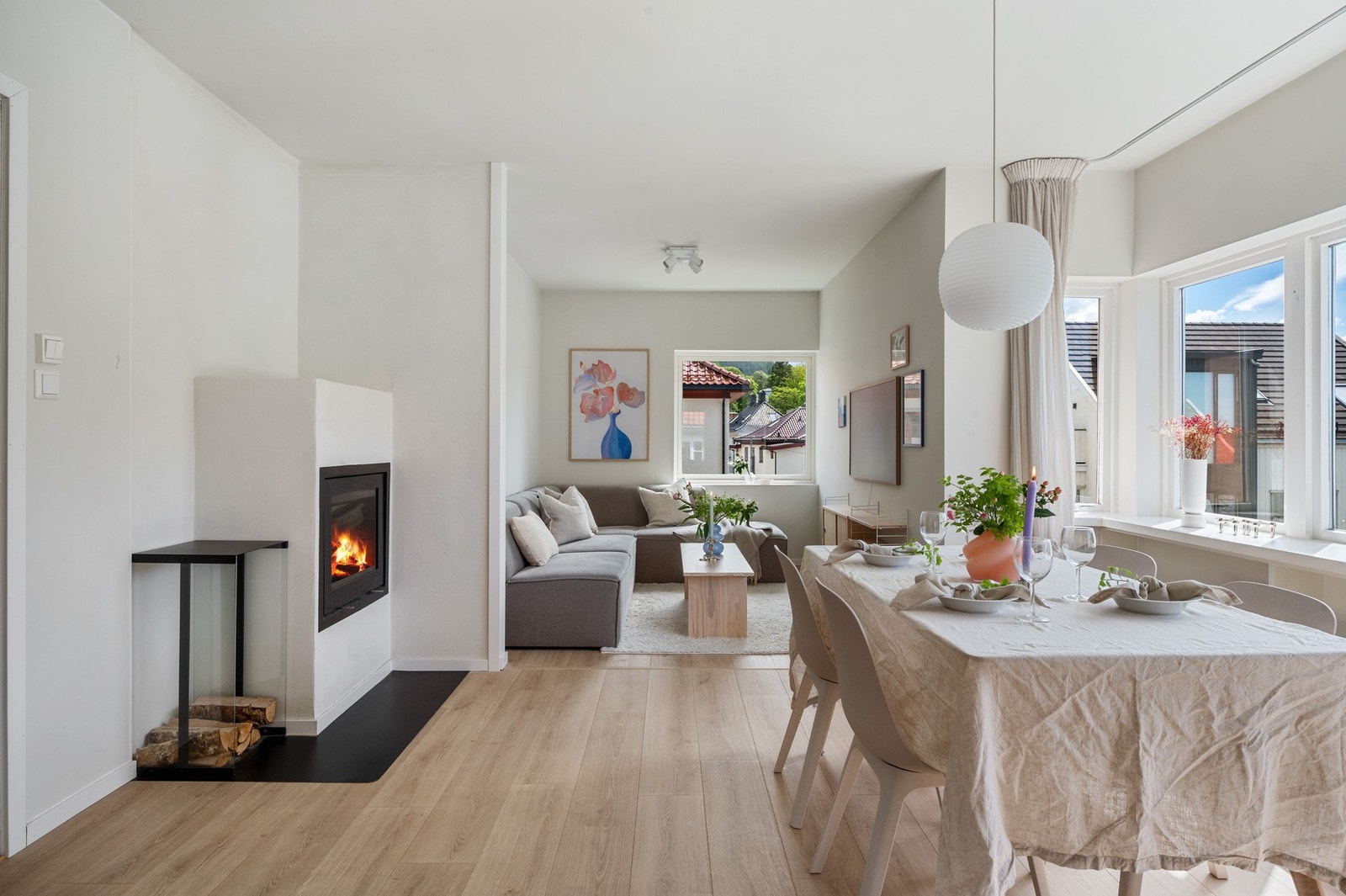 Lys, flott og romslig leilighet med peis i stue. Galleribilde