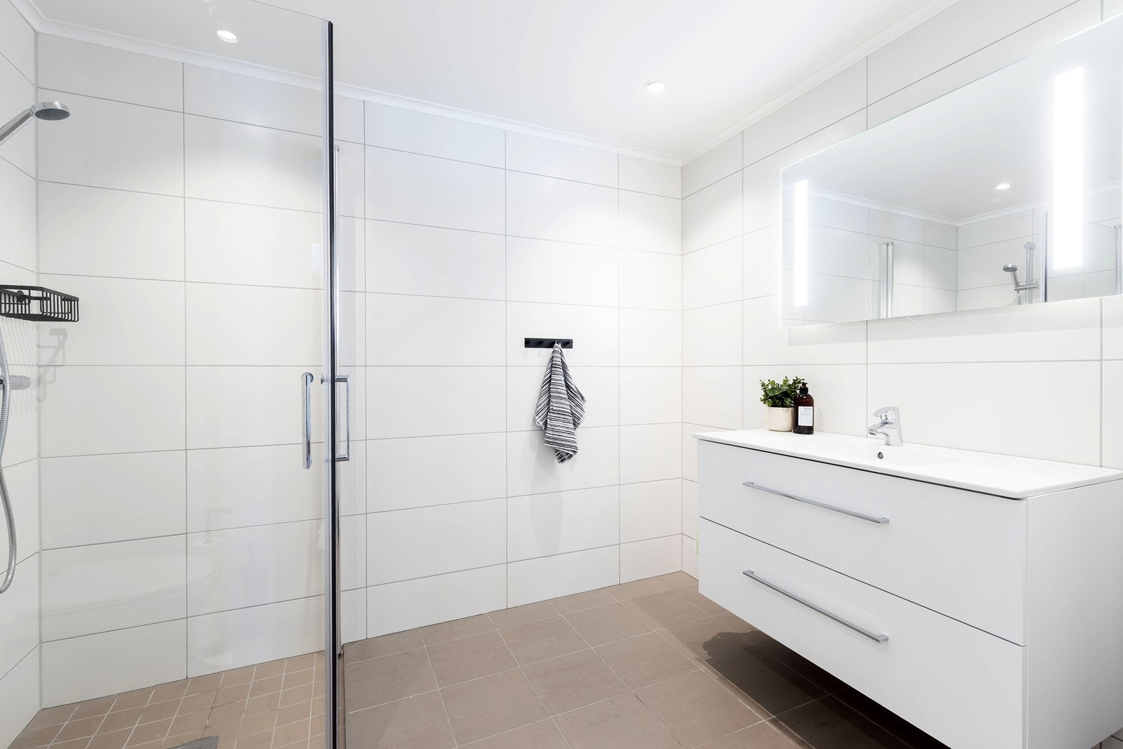 Badet holder en god størrelse, her har du god plass til ekstra oppbevaring. Galleribilde