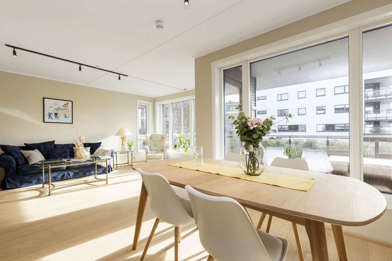 Leiligheten har en lys og luftig atmosfære. Galleribilde