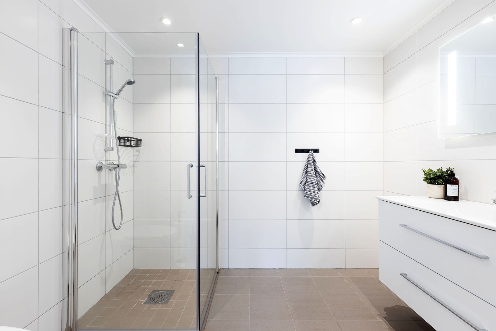 Badet har fliser med tidløst design, og pene overflater. Galleribilde