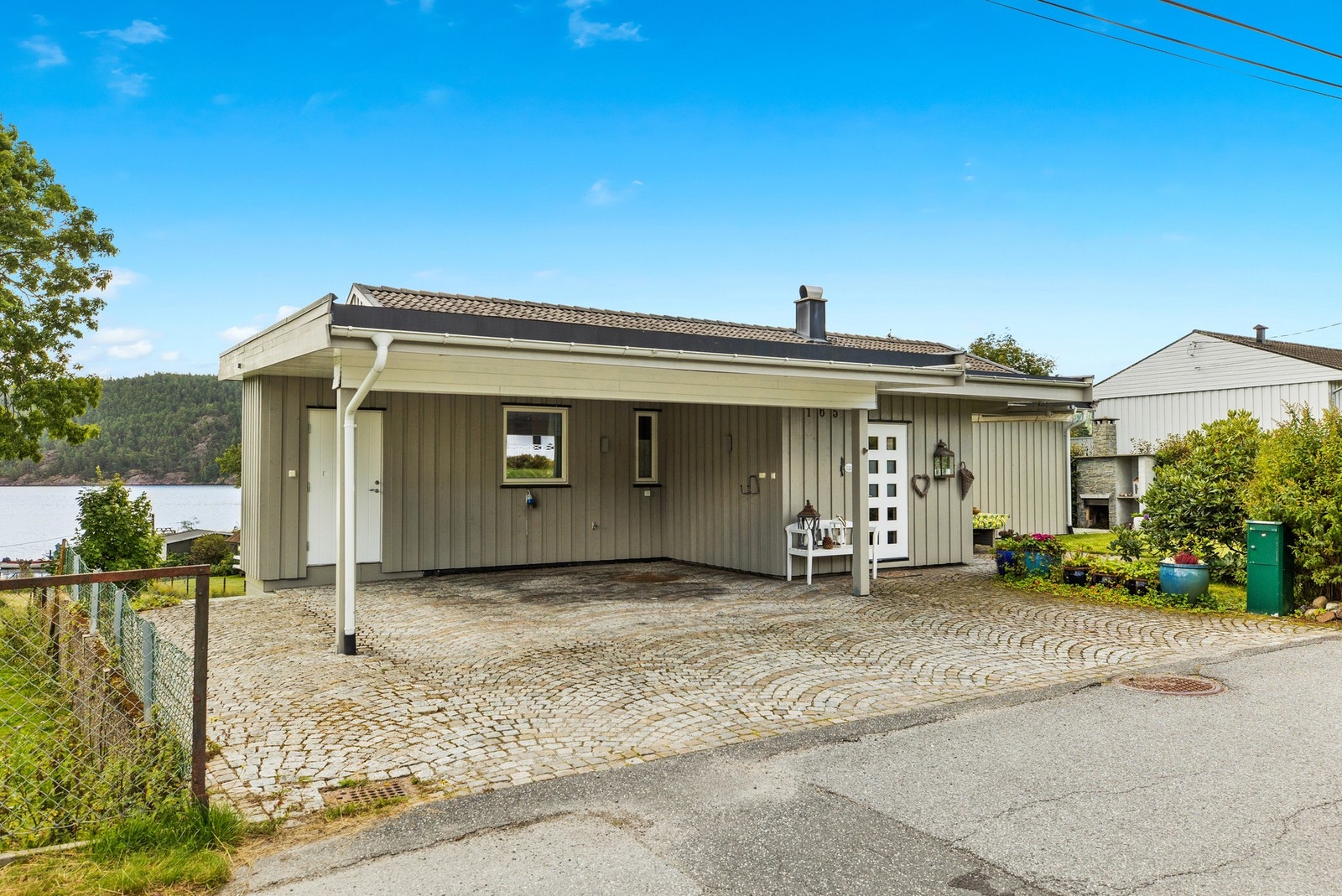 Gårdsplassen i fremkant er belagt med flott brostein. Parkering i integrert dbl. carport og ellers på gårdsplassen. Galleribilde