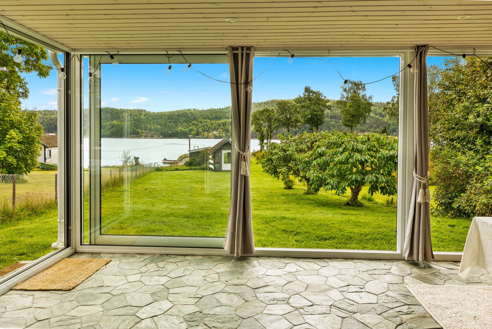 Gjennom store skyvedører i isolerglass har du nydelig utsikt ned til fjorden. Galleribilde