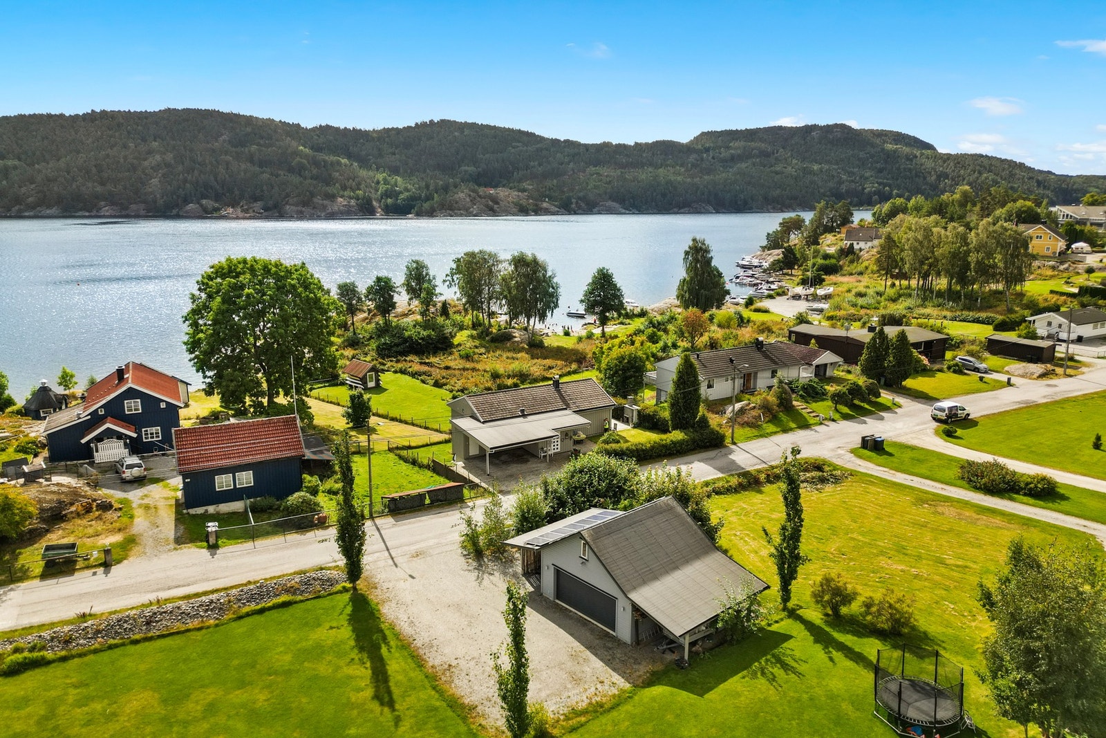 Eiendommen har en utmerket og flott beliggenhet med utsikt mot fjorden og innseilingen til Halden. Det er mulighet ved privat overenskomst å erverve tilleggstomt med dbl. garasje Galleribilde