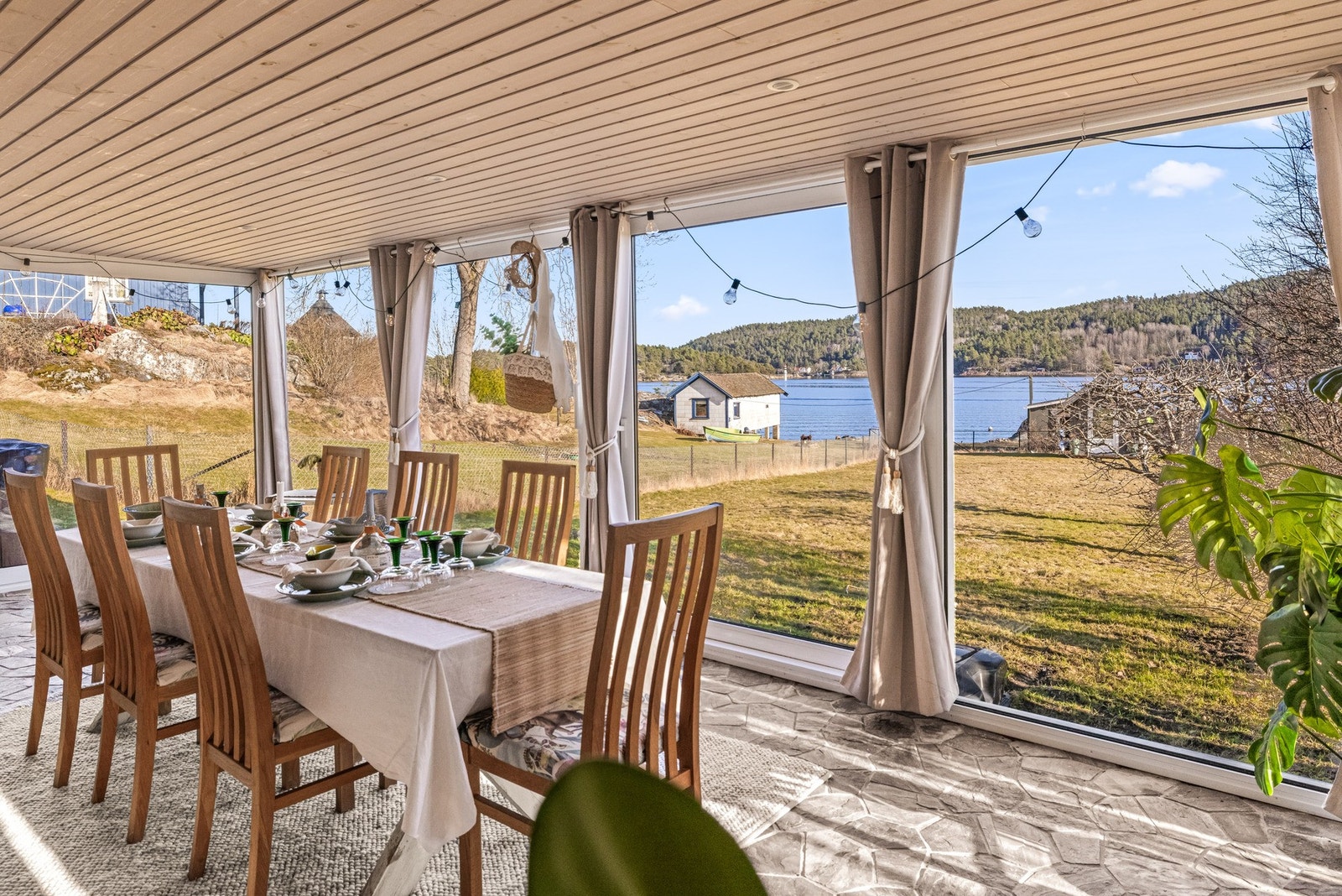 Rommet er designet for helårsbruk, med lun vannbåren gulvvarme og tidløse skiferfliser, noe som gjør dette til boligens desiderte høydepunkt for avslapning og rekreasjon. Galleribilde