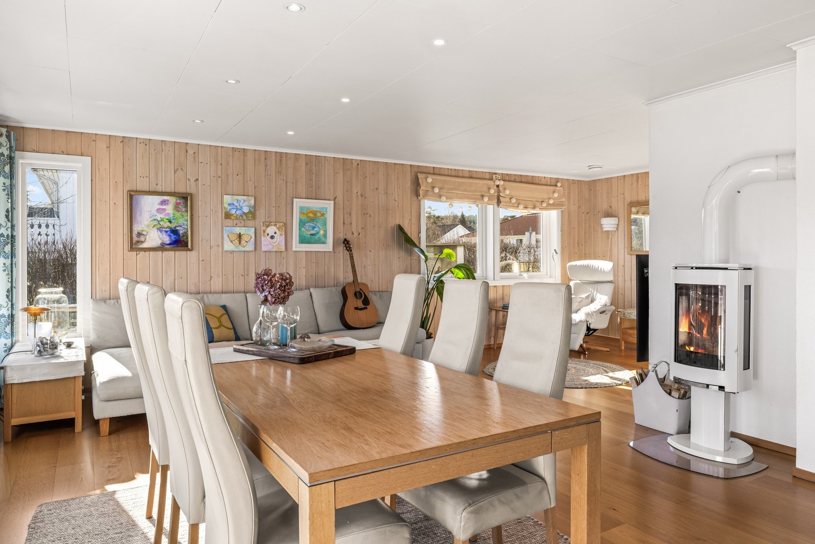 Stua har downlights i himling og godt med naturlig dagslys gjennom vinduene. Galleribilde