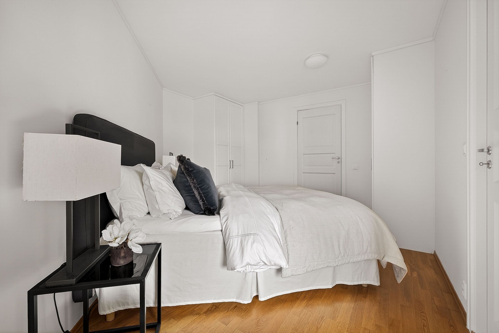 Det er montert garderobe som medfølger ved salg. Galleribilde