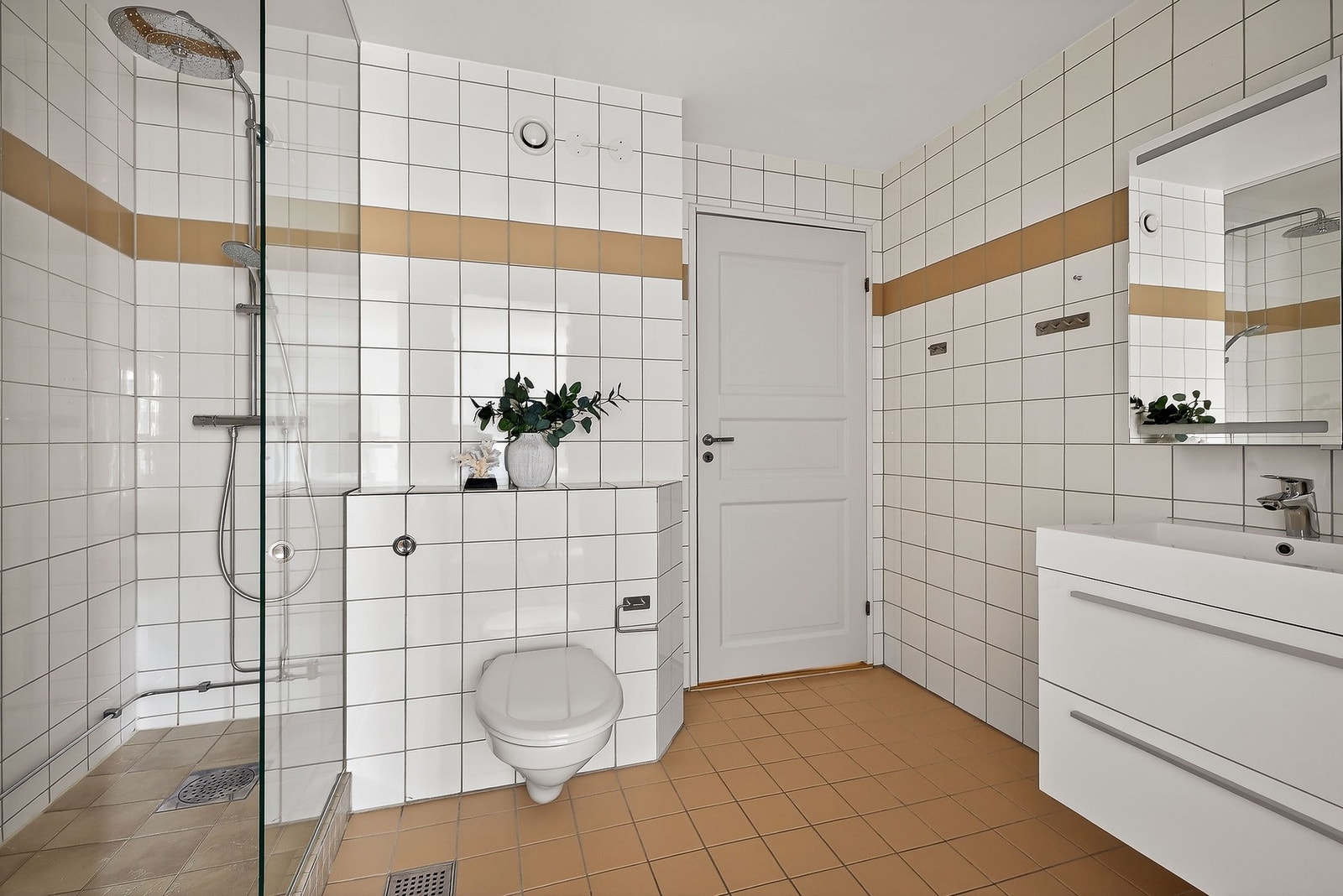 Badet har mekanisk ventilasjon. Varmtvannstanken er på ca. 100 liter fra ukjent år. Lekkasjesikret med rør/slangekobling til avløp. Galleribilde