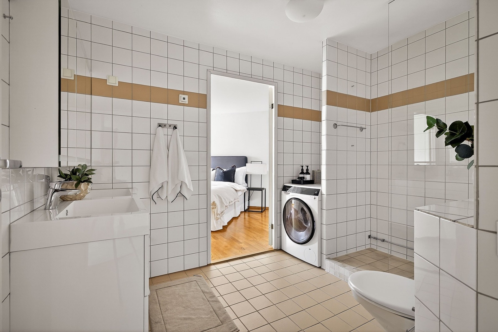 Boligen har et romslig, flislagt bad med varme i gulv. Badet er delvis fra byggeår med oppgradert dusjssone ved ukjent år (ukjent omfang og utførelse). Galleribilde