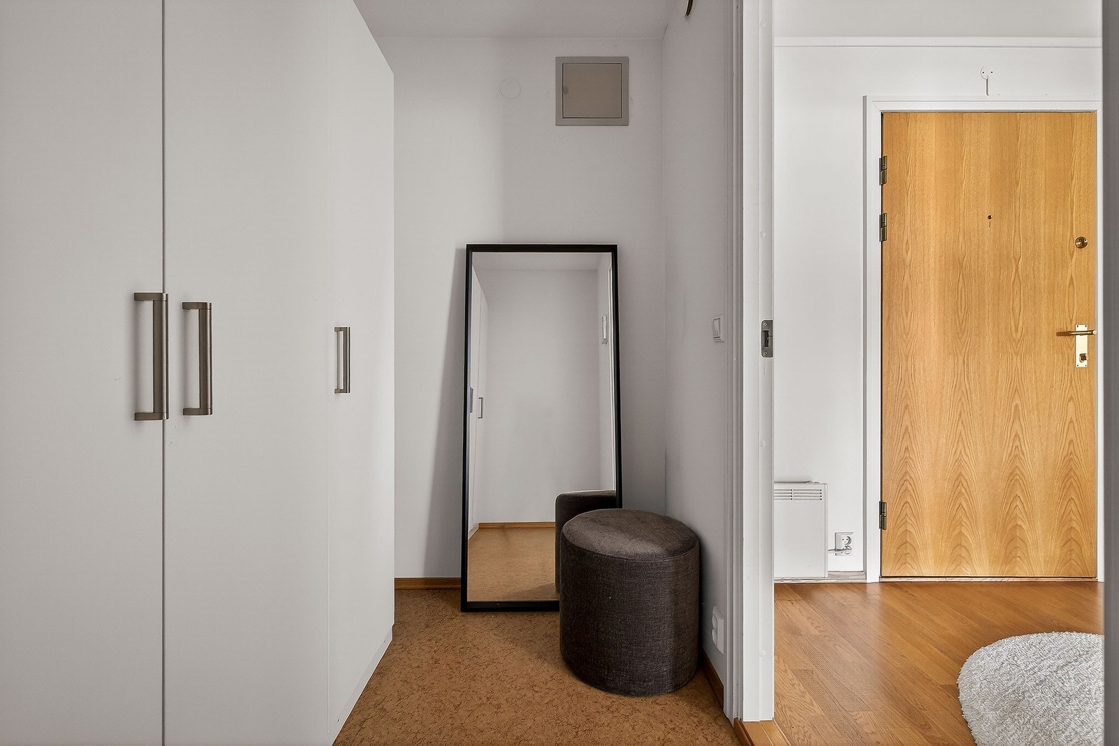 Vegg i vegg med entré har boligen en svært praktisk innvendig bod. Galleribilde