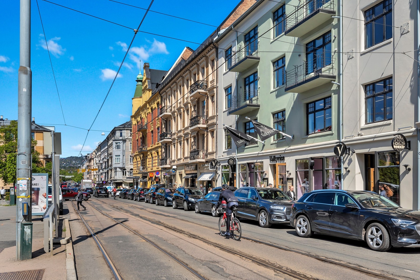 Majorstuen og Bogstadveien er velkjent for sitt yrende folkeliv, og ikke minst rike utvalg av butikker, kafeer, konditorier, restauranter og utesteder. Galleribilde