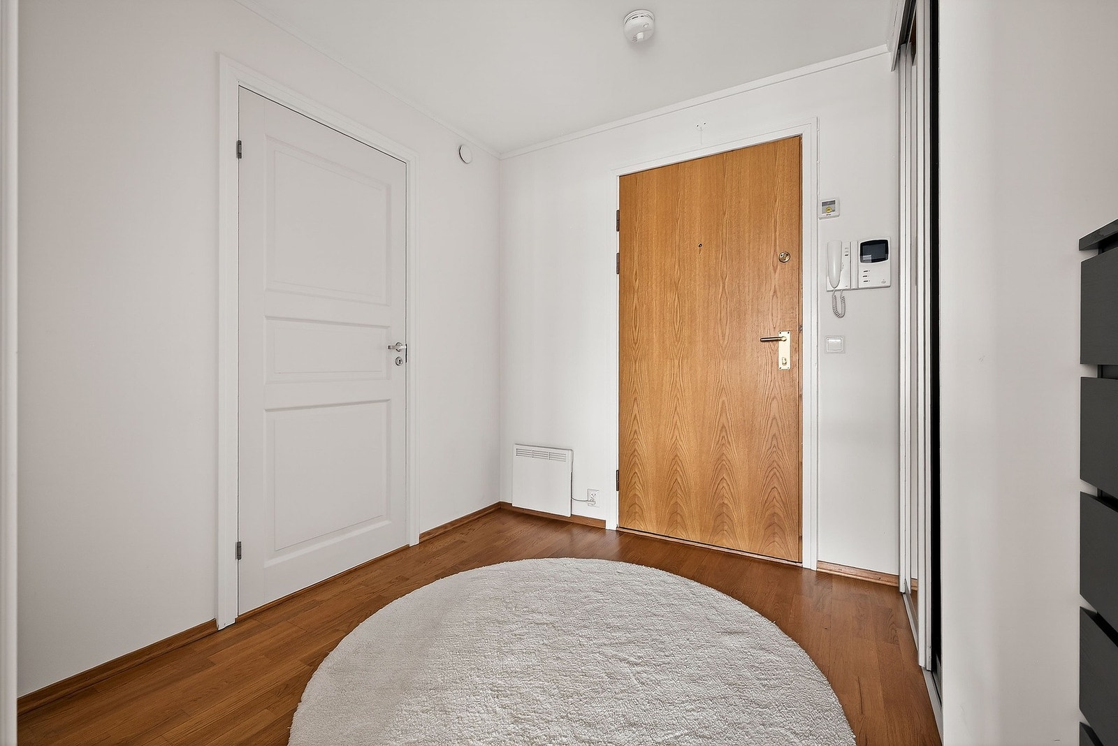 Det er montert skyvedørsgarderobe med speildører i entré. Galleribilde
