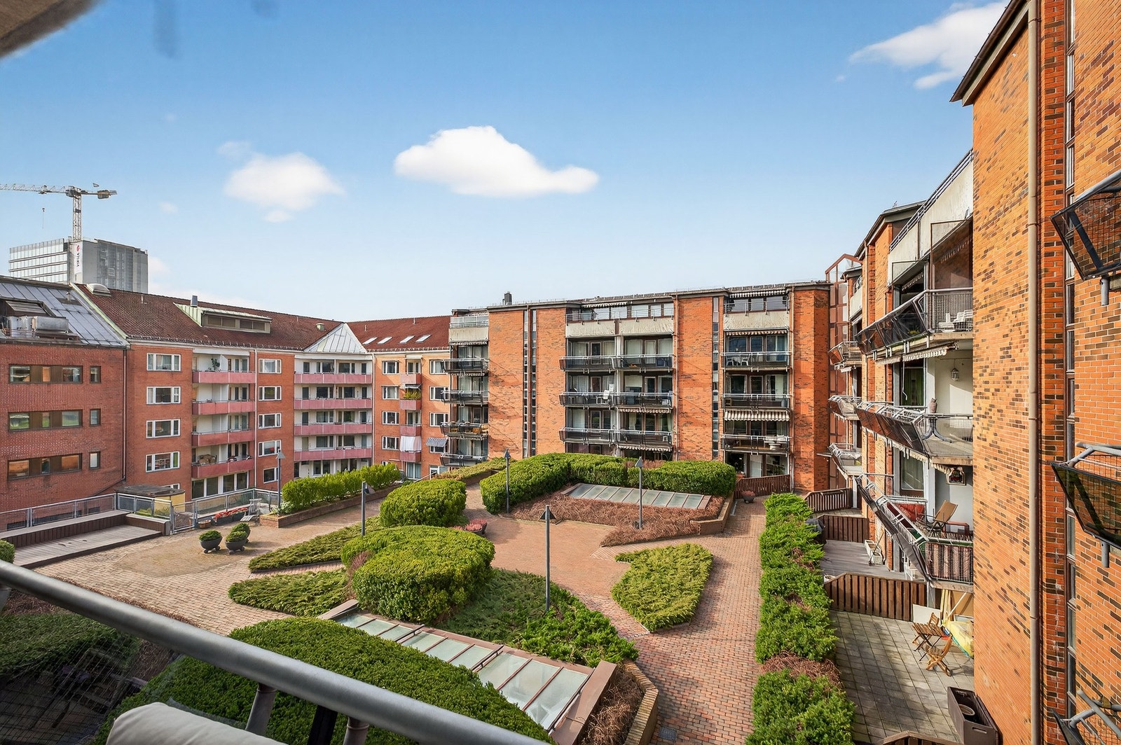 En lys 2-roms med stort potensial og attraktive fasiliteter som stor balkong på 8 kvm, alle vinduer vendt mot rolig atrium, heis og suveren beliggenhet på Majorstuen. Galleribilde