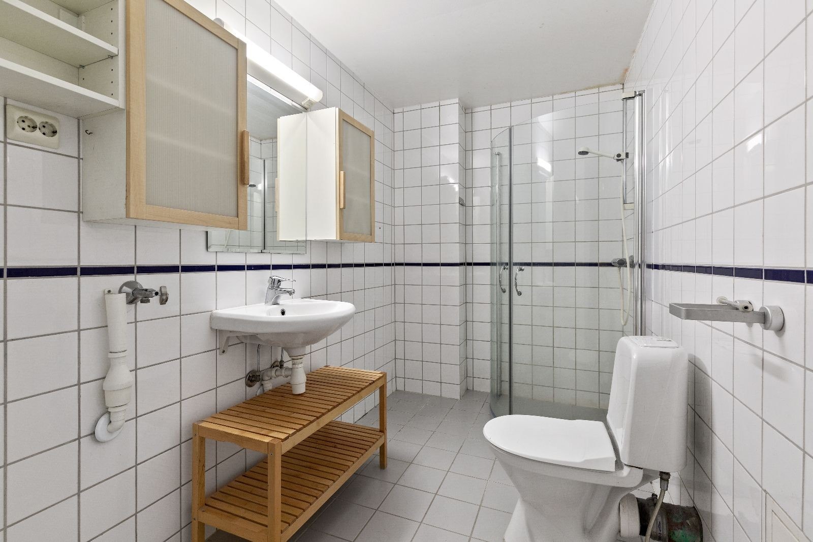 Badet har opplegg for vaskemaskin. Varmtvann inkludert. Galleribilde