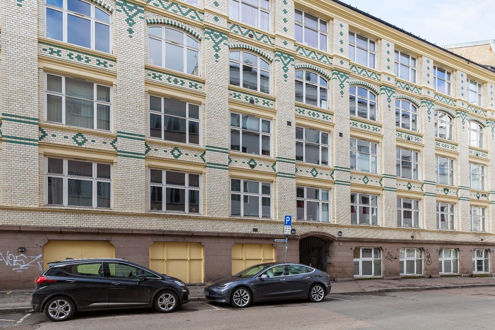 Fasade - Leiligheten ligger i andre etasje fra lukket bakgård Galleribilde