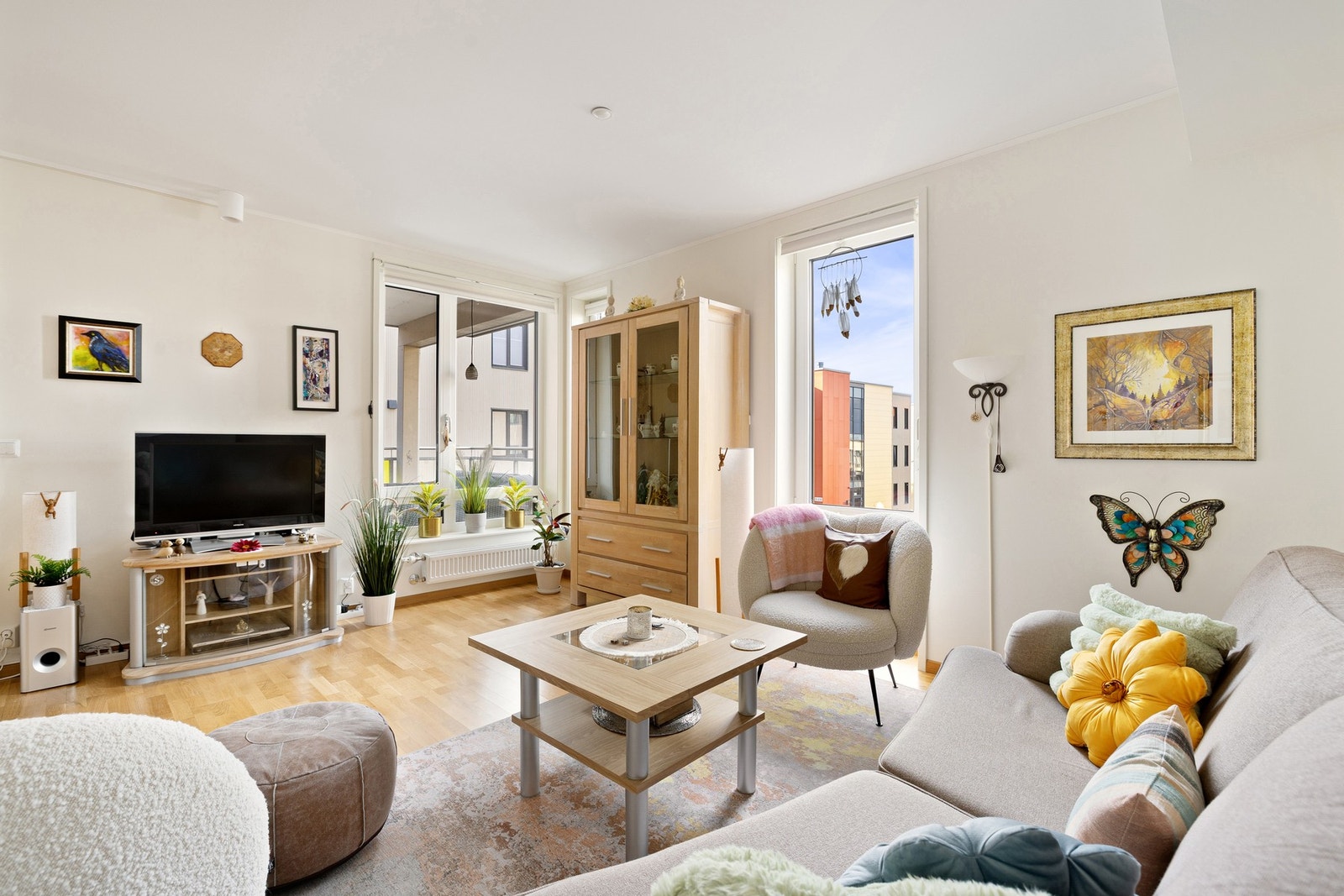 Rommet har store vindusoverflater som gir rikelig med naturlig lysinnslipp. Galleribilde