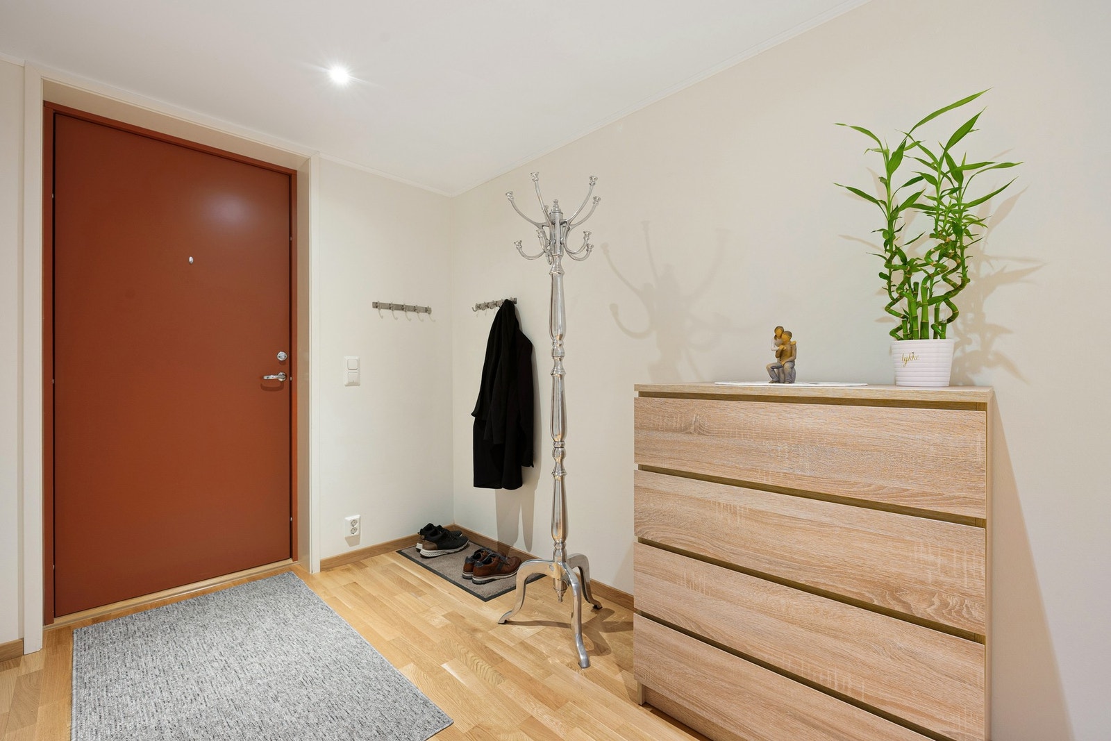 God plass til å innrede med oppbevaringsmøblement for yttertøy. Galleribilde