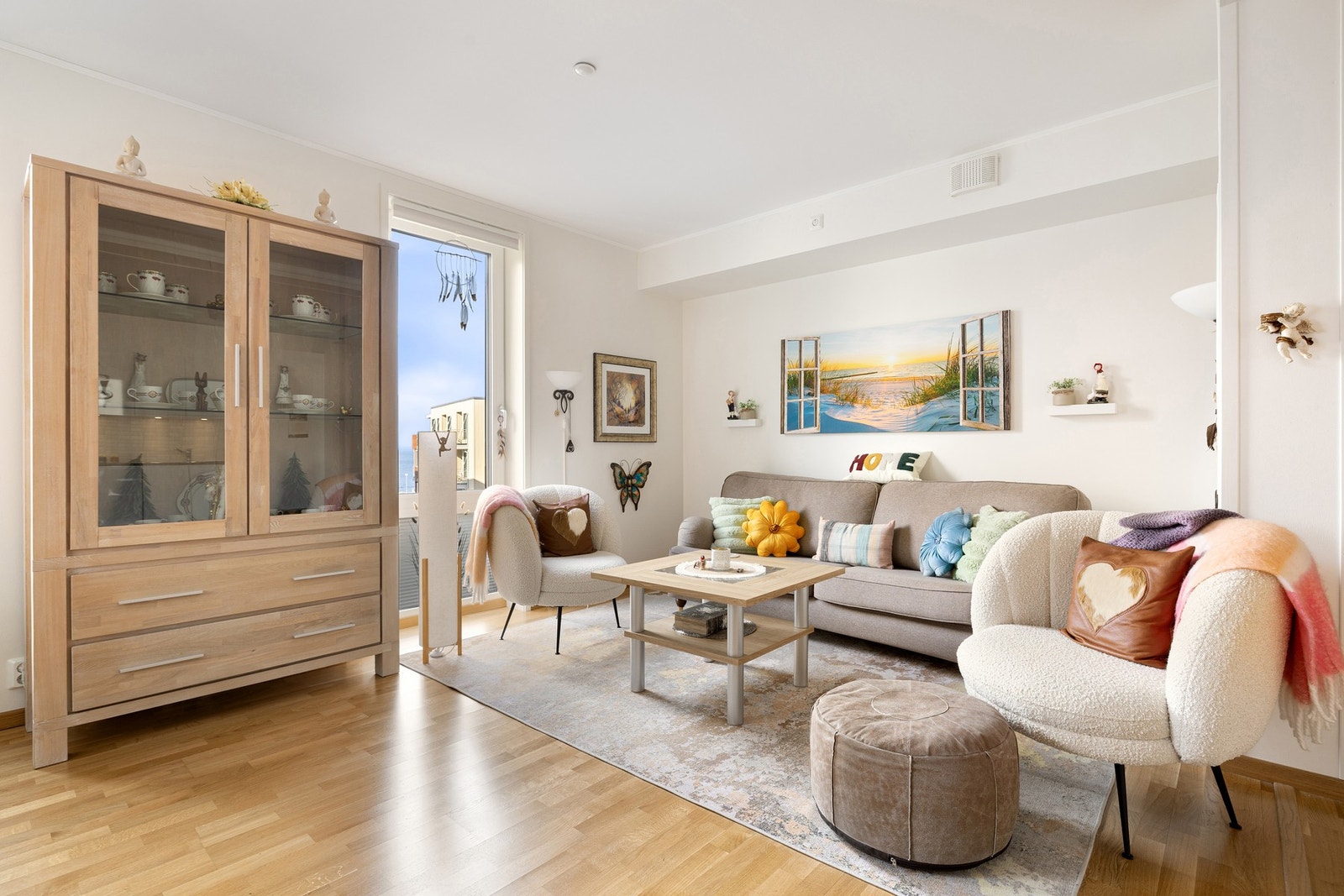 Lys og innbydende stue i moderne fargevalg. Galleribilde