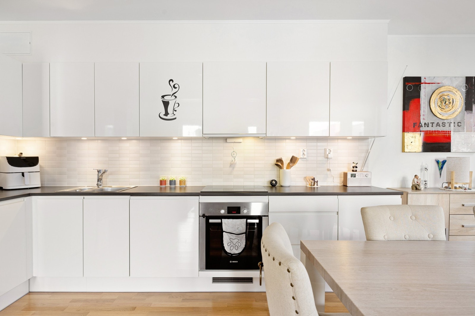 Kjøkkenet har integrert oppvaskmaskin, stekeovn, platetopp og kjøl/fryseskap. Galleribilde