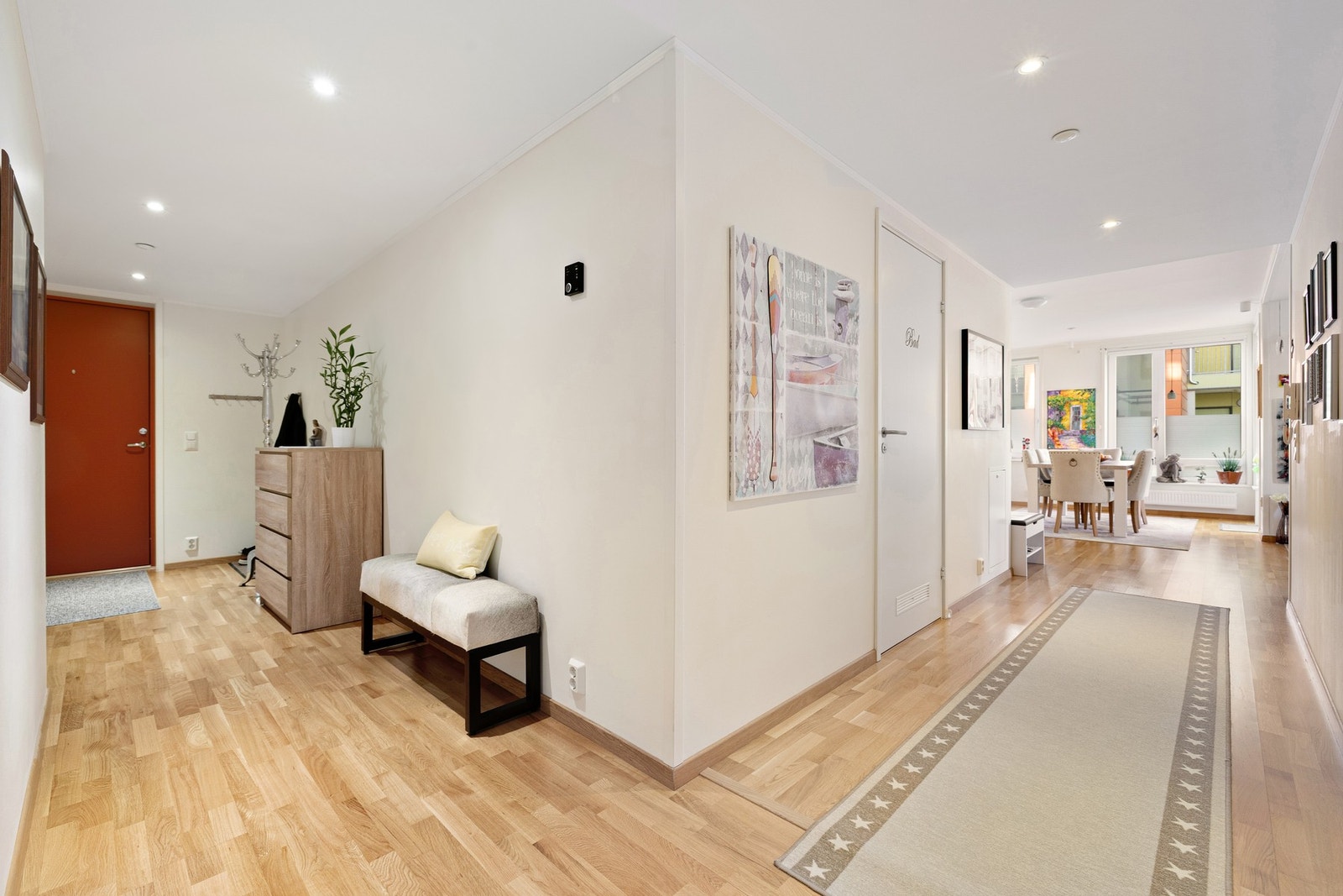 Entré på 17,5 kvm med downlights i himling. Galleribilde