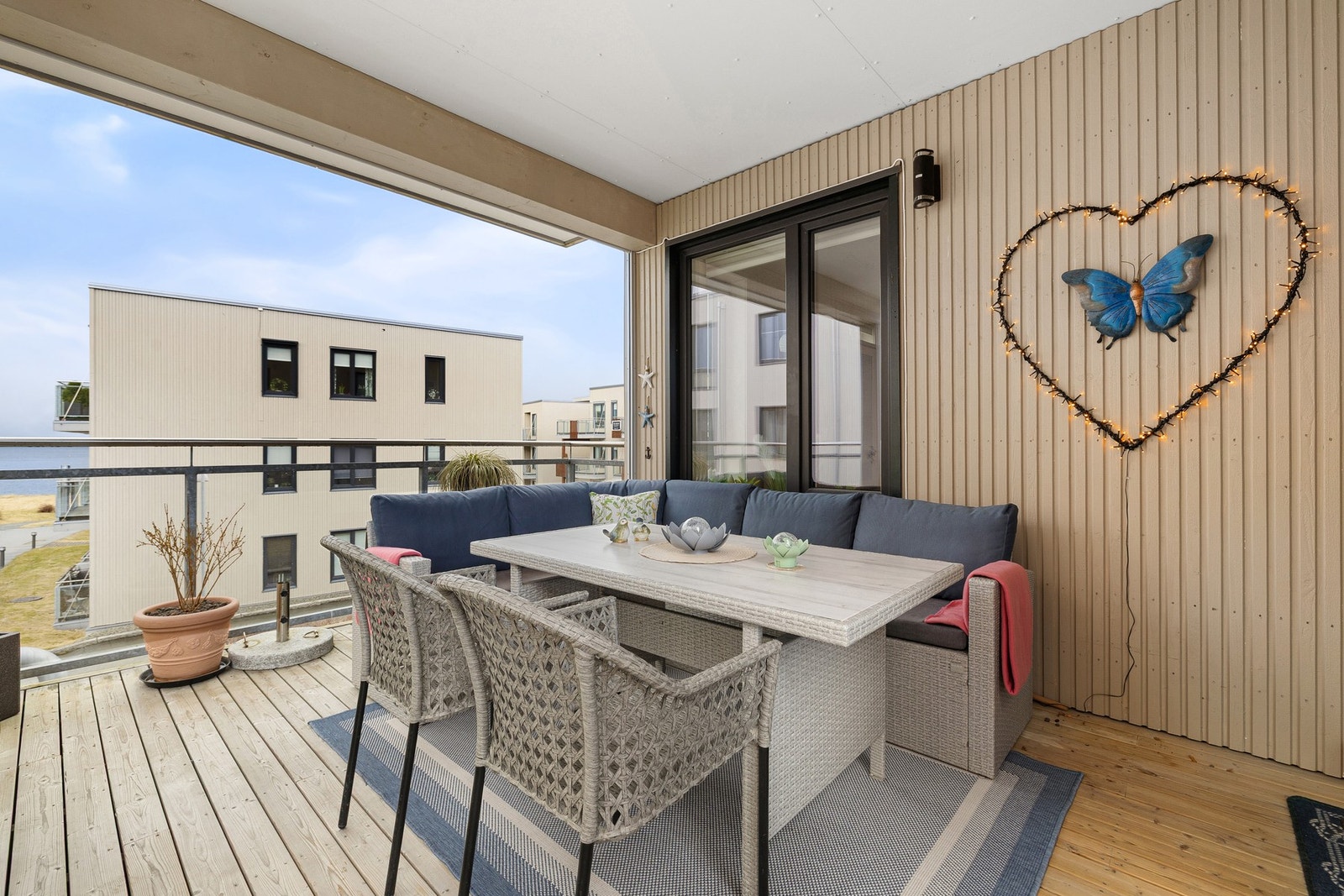 Balkongen har god plass til utemøblement. Galleribilde