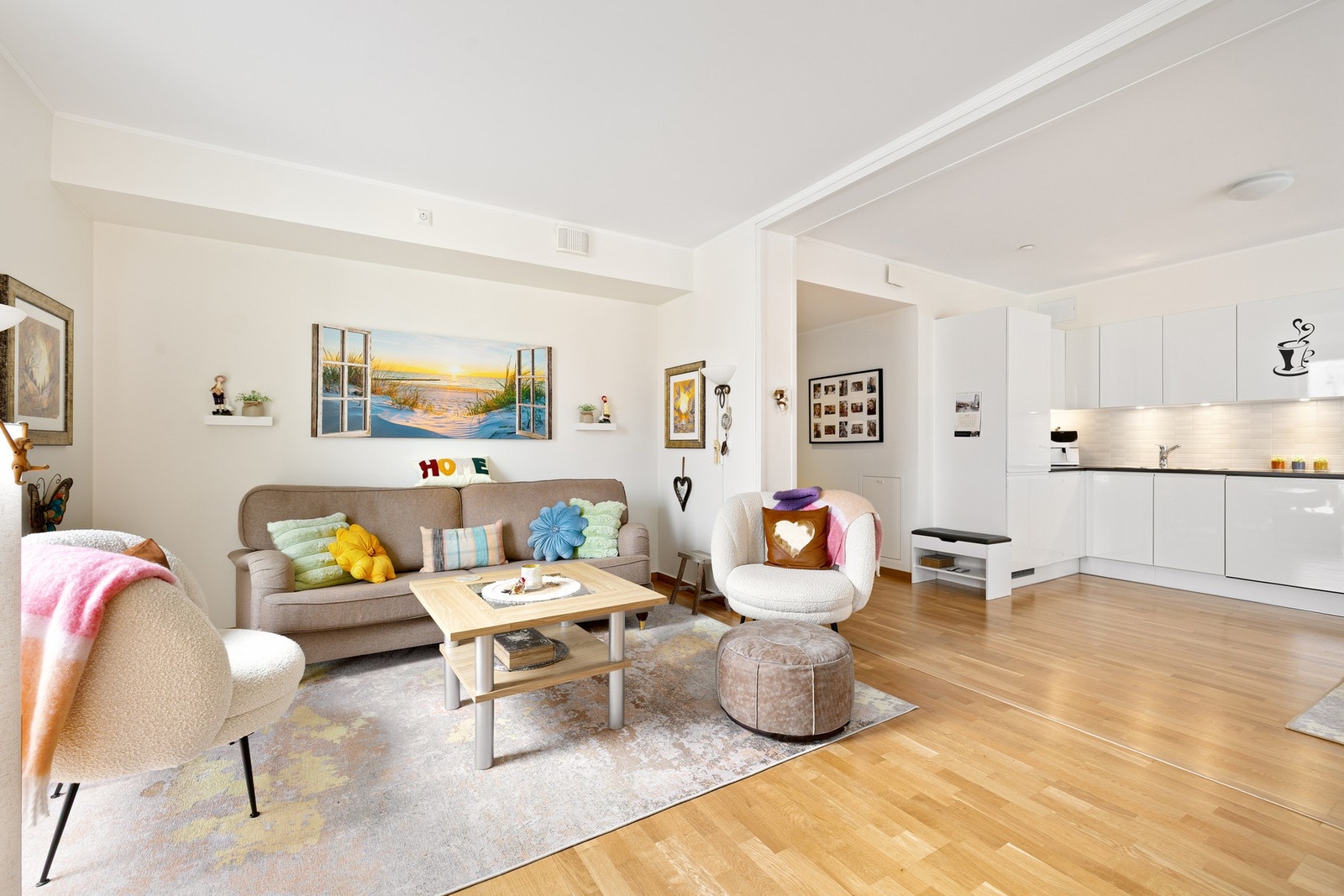 Romslig og åpen stue-/kjøkkenløsning på 34,7 kvm. Galleribilde