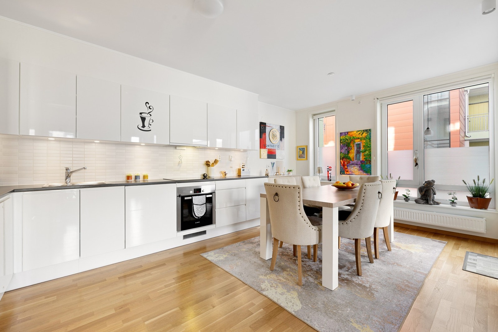 Moderne kjøkkeninnredning med glatte fronter. Galleribilde