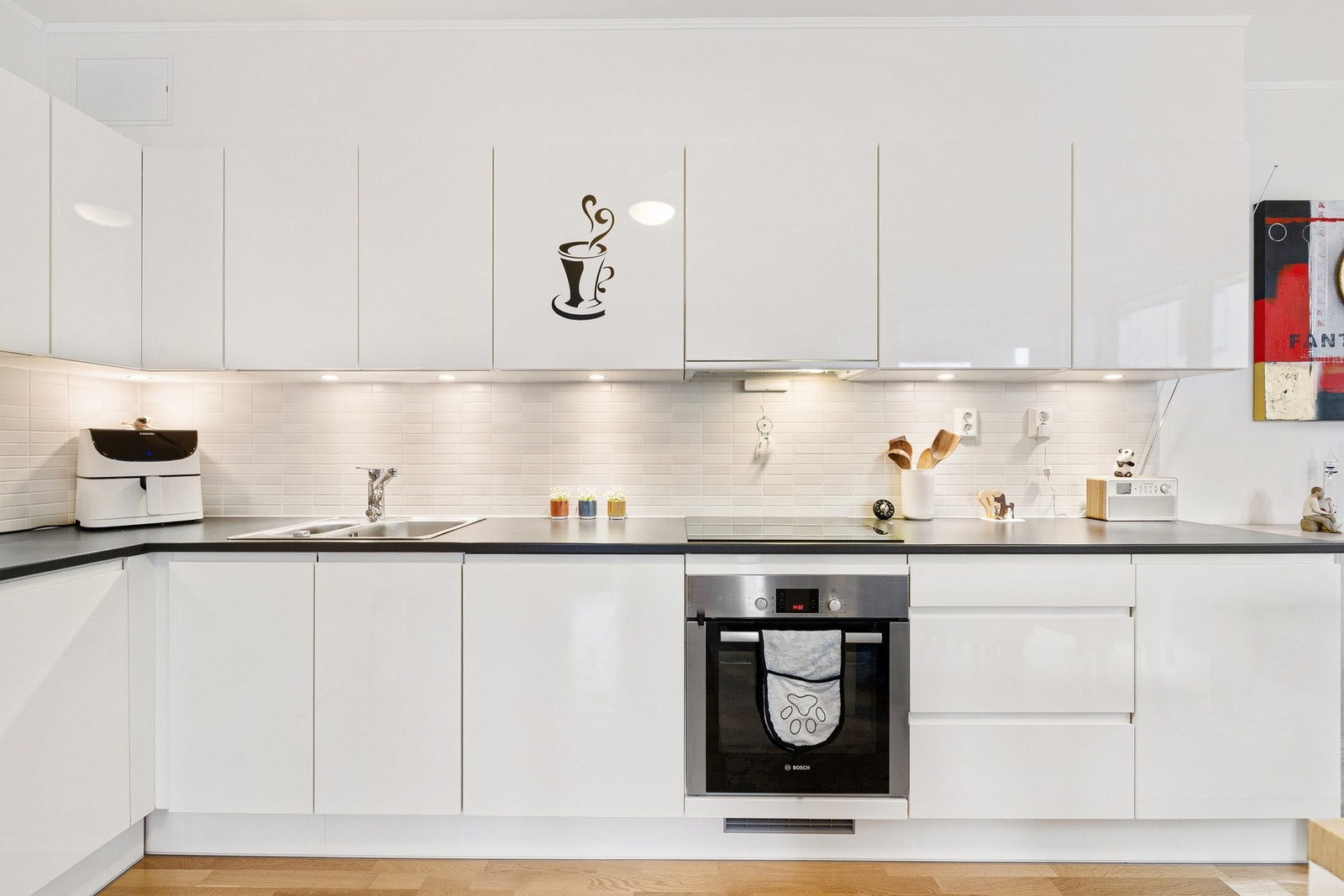 Her har du rikelig med oppbevaringsplass i kjøkkenets mange skuffer og skap og god arbeidsflate til matlaging. Galleribilde