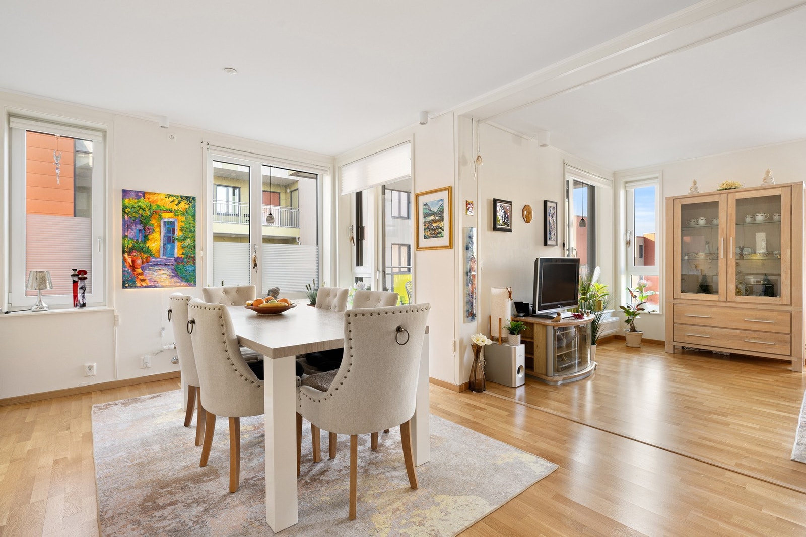 Her er det mye rom til stort et spisebord. Galleribilde