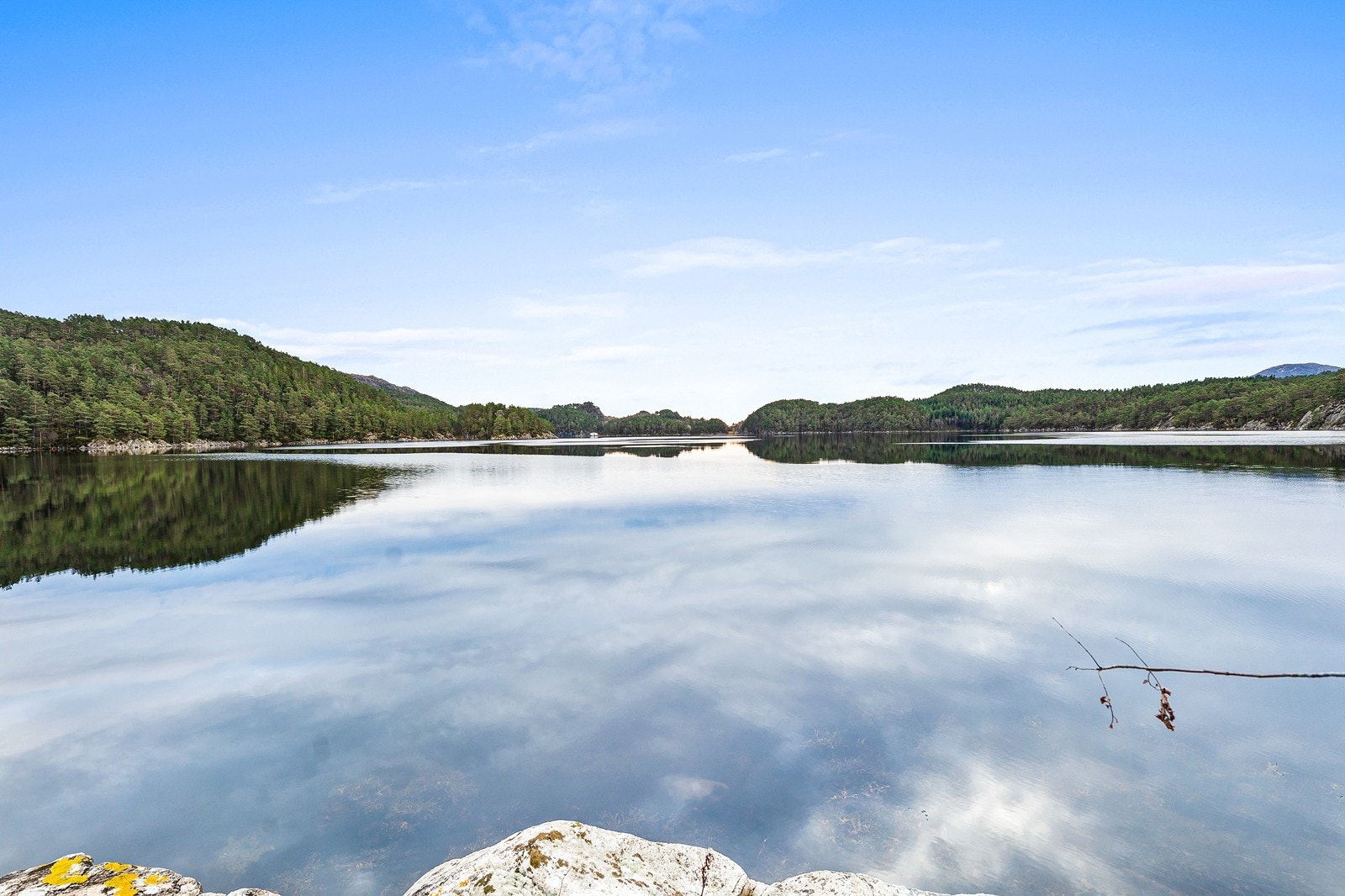 Utsikt over fjorden gir en følelse av ro og nærhet til naturen. Galleribilde