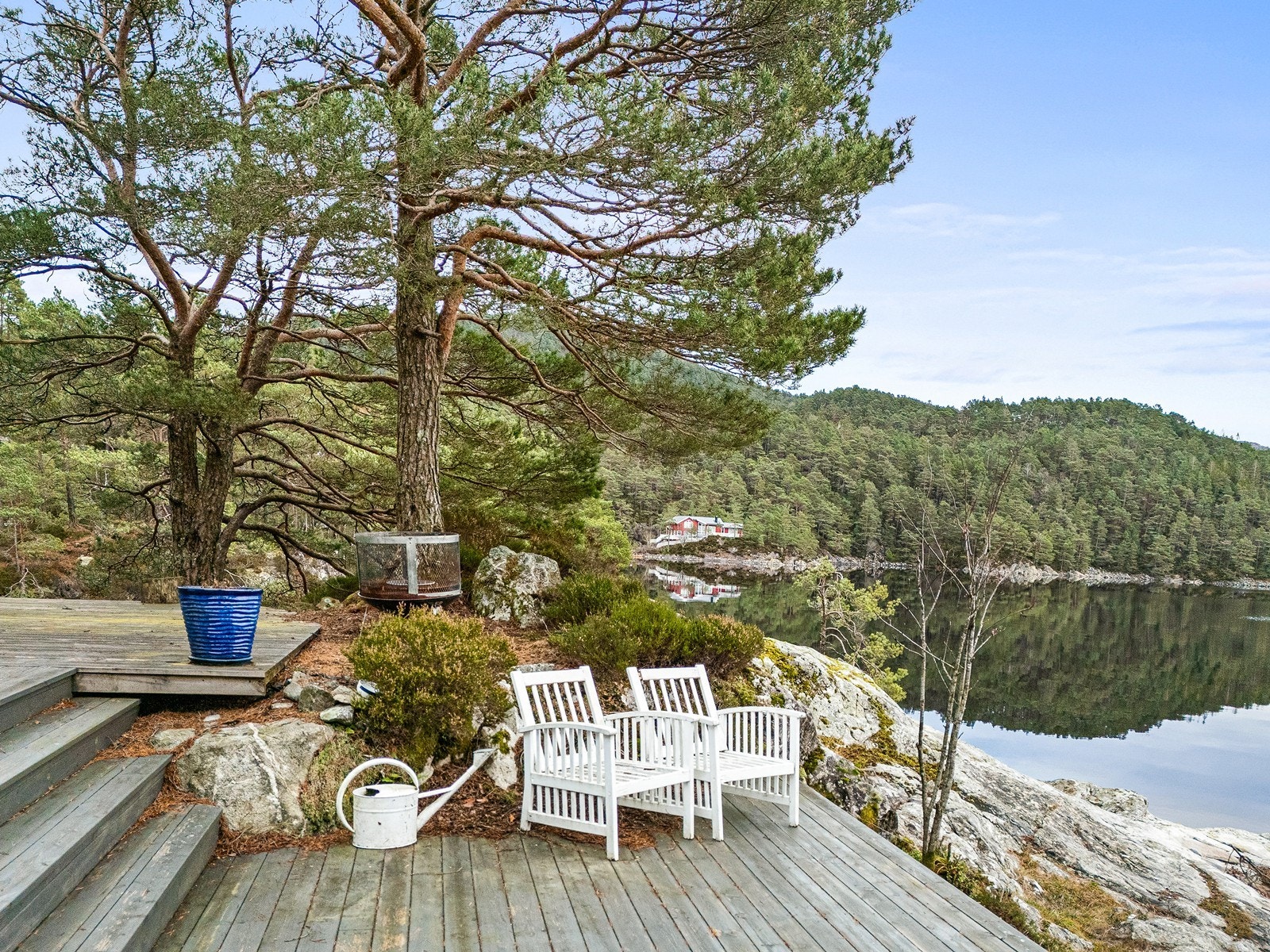 Her er det utmerkede solforhold og rikelig med plass til utemøbler, grill og sosiale soner. Galleribilde
